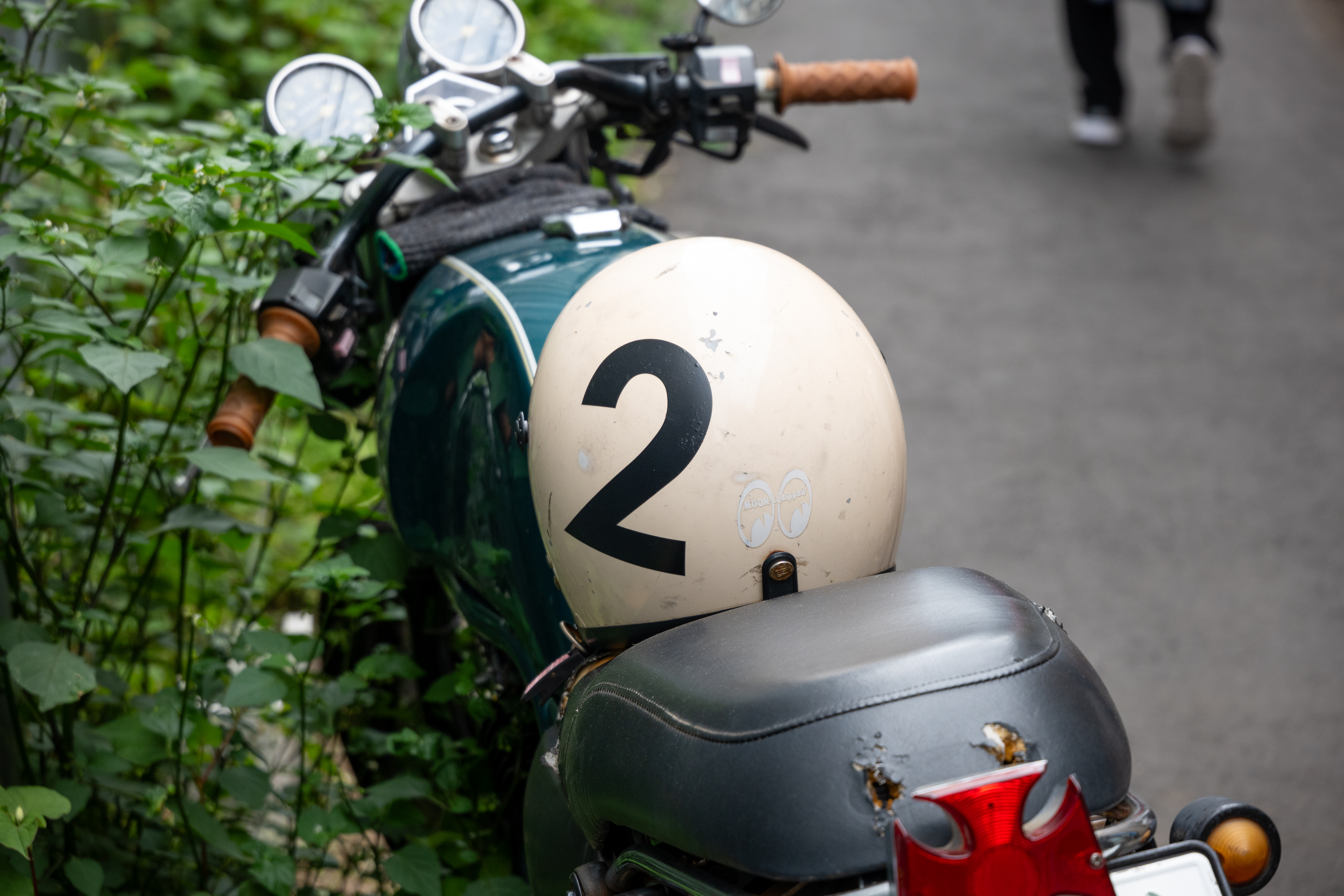 ヘルメットについている「2」が意味深でした。その割には放置されたバイクみたいにも見えるんですが。この条件ではボケ味が良い感じです<br><span class="fnt-85">パナソニック LUMIX S5IIX／LUMIX S 28-200mm F4-7.1 MACRO O.I.S／102mm／プログラムオート（1/250秒、F6.3、±0.0EV）／ISO 800</span>