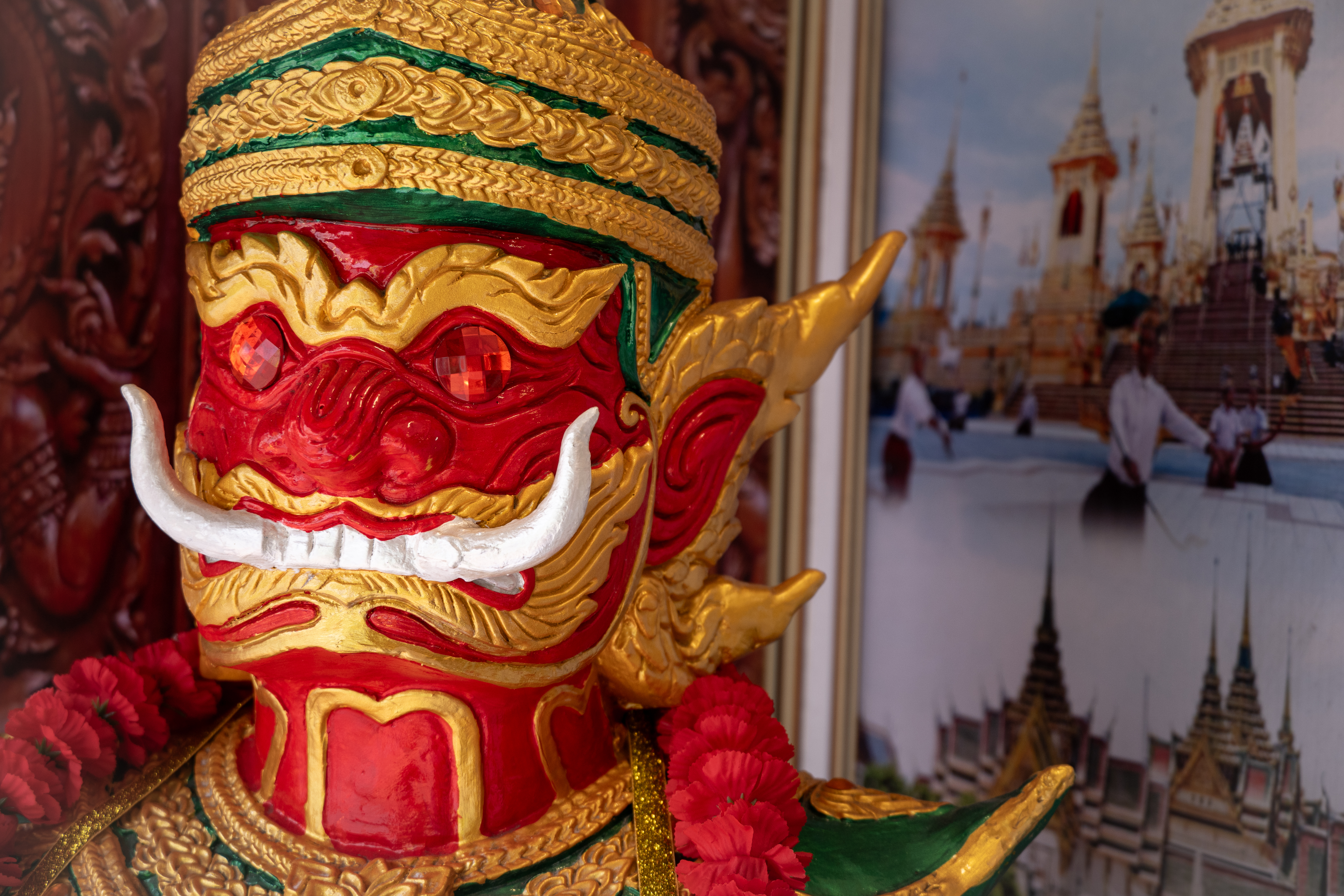 タイ料理店前。ド派手な金色と赤色の再現がどうなるかなあと思いましたらデフォルトで大丈夫でした。至近距離の描写も秀逸です<br><span class="fnt-85">パナソニック LUMIX S5IIX／LUMIX S 28-200mm F4-7.1 MACRO O.I.S／50mm／プログラムオート（1/80秒、F4.9、−0.7EV）／ISO 400</span>