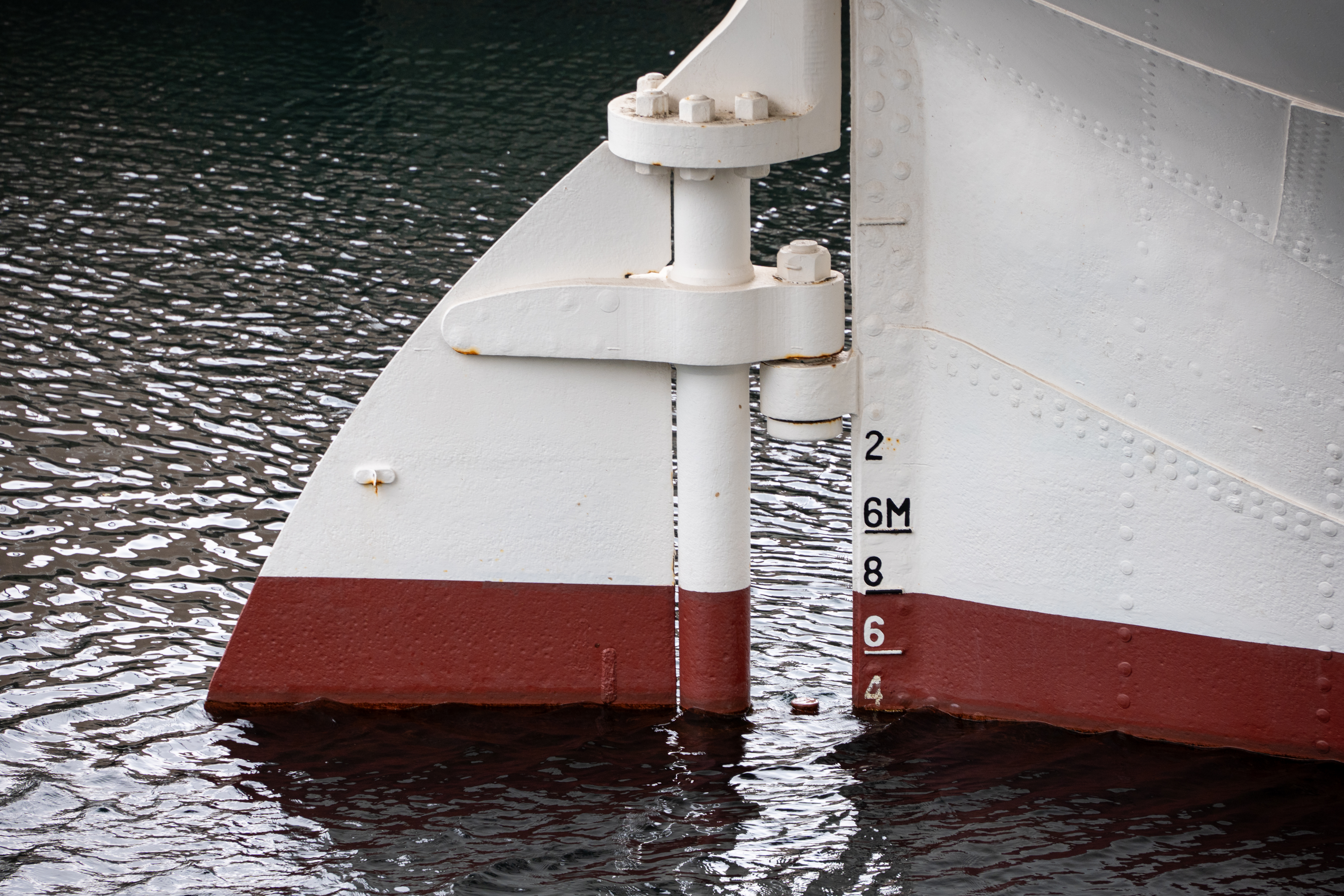 海面のリフレクションが気になって撮影しています。もう夕暮れ近くて少し光が足りないかなという条件ですが、良い雰囲気の描写をします<br><span class="fnt-85">パナソニック LUMIX S5IIX／LUMIX S 28-200mm F4-7.1 MACRO O.I.S／200mm／プログラムオート（1/100秒、F9.0、±0.0EV）／ISO 400</span>