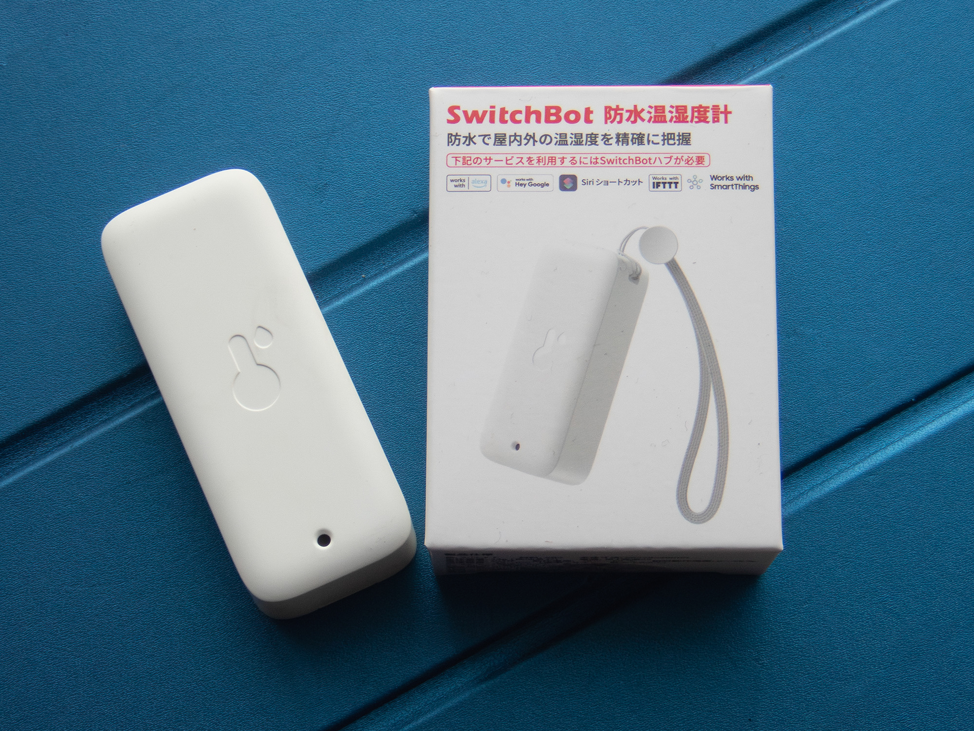 防水性能はIP65。一般家庭のシャワーに耐えるレベルだそうです。本来走行する車の車外で雨に耐えるものではありません。雨の日は取り外したほうがいいかな。もしくは雨の当たらない場所に設置