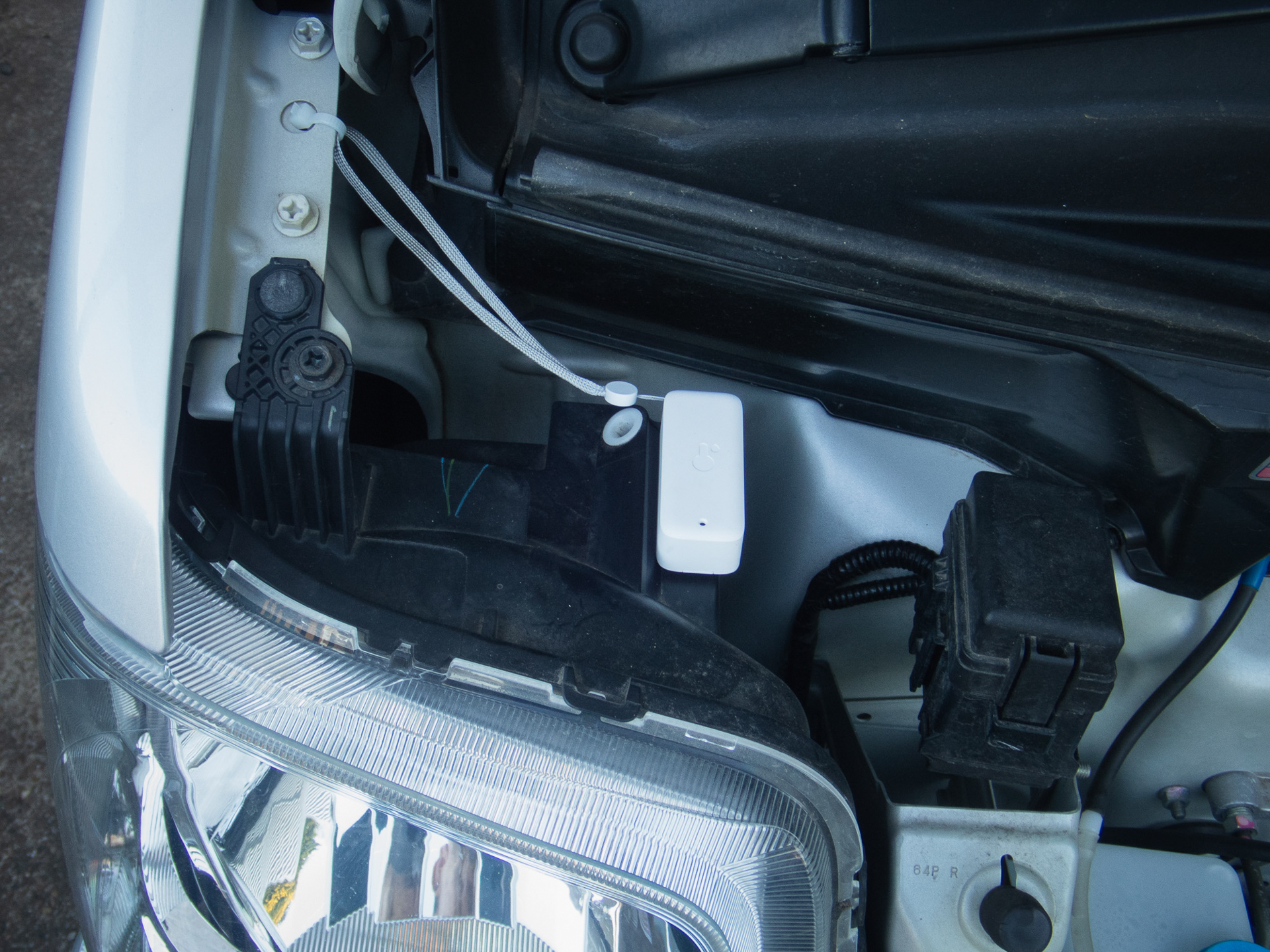 取り付け場所は色々試してみたんだけれど、エンジンやら排気管の熱を受けて正確な温度を測れる場所がない！