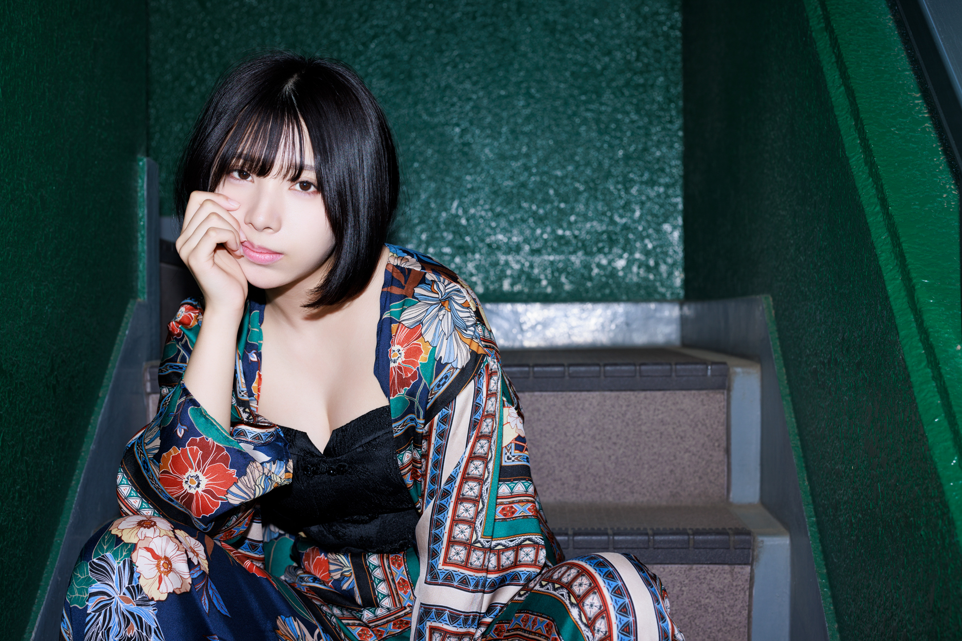 撮影した階段はかなり狭く、引きが1m程度しかなかった。このように自由度の低い場面でも、50mmの画角であればゆがまずにウエストアップくらいでの撮影ができる。暗い場所では白くて美しい肌が映える<br><span class="fnt-85">キヤノン EOS R5／RF50mm F1.2 L USM／50mm／マニュアル露出（F5.6、1/160秒）／ISO 125／WB：4,700K</span>