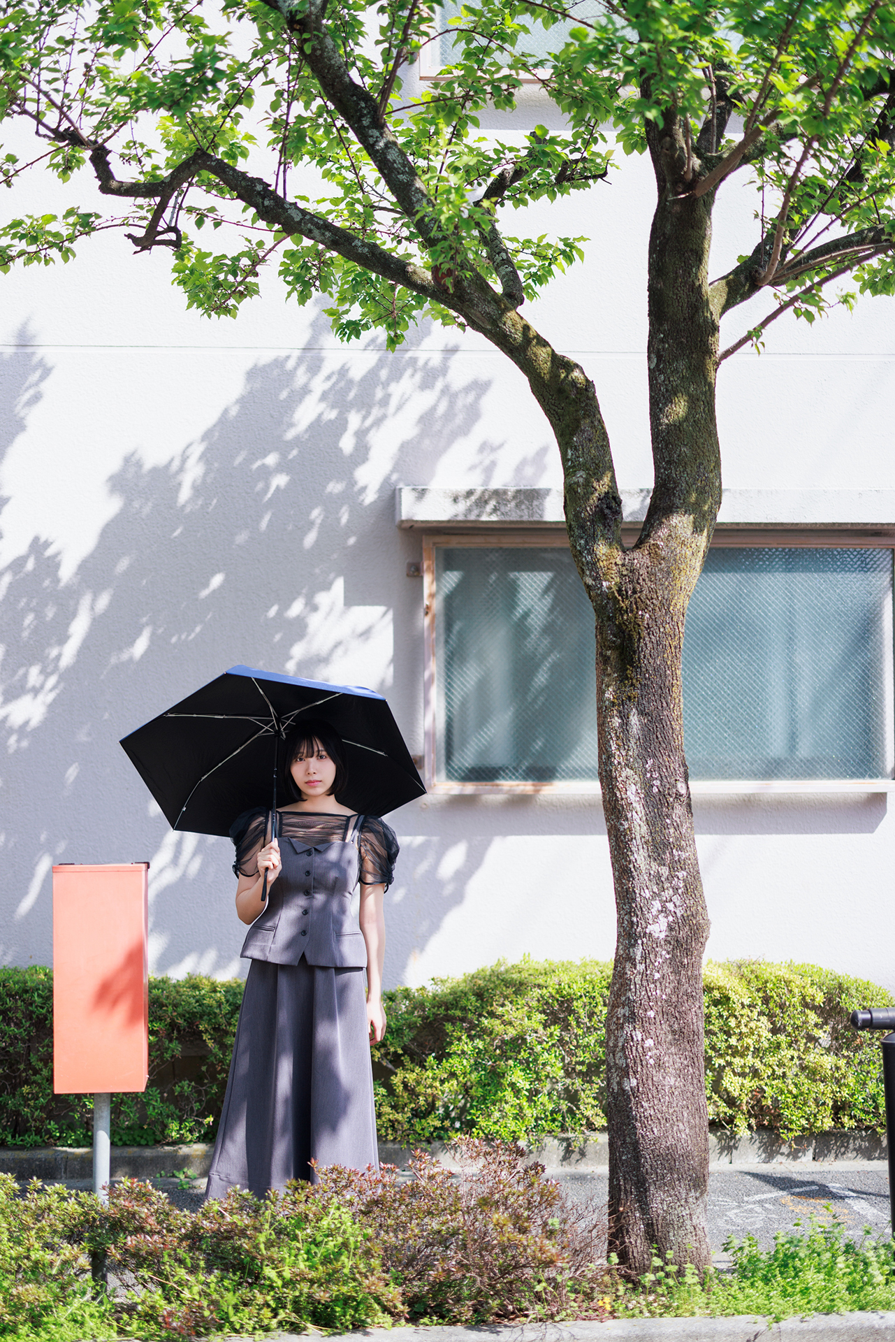 印象的な影を利用した。反対側の道路から距離をとって撮影。50mmの画角は肉眼に近く、モデルの周囲に要素を入れながらスナップ的な表現も可能だ<br><span class="fnt-85">キヤノン EOS R5／RF50mm F1.2 L USM／50mm／マニュアル露出（F1.2、1/2,500秒）／ISO 100／WB：4,700K</span>