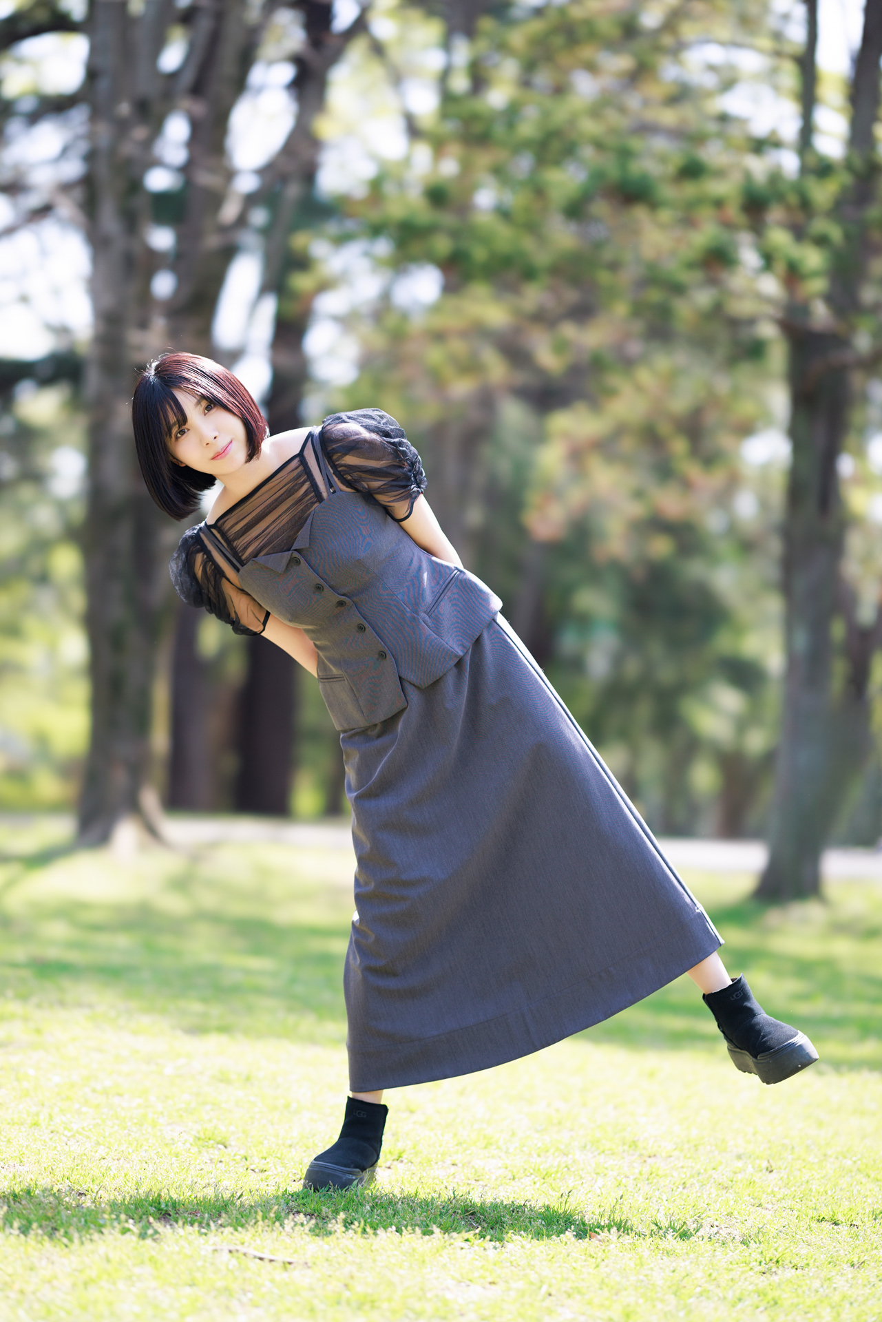 公園でナチュラルに動く様子を狙った。85mmのボケが立体感を作り、モデルを風景から浮き立ててくれる。余分な要素を排除する画面整理が楽だ<br><span class="fnt-85">キヤノン EOS R5／RF85mm F1.2 L USM DS／85mm／マニュアル露出（F1.2、1/800秒）／ISO 100／WB：4,700K</span>