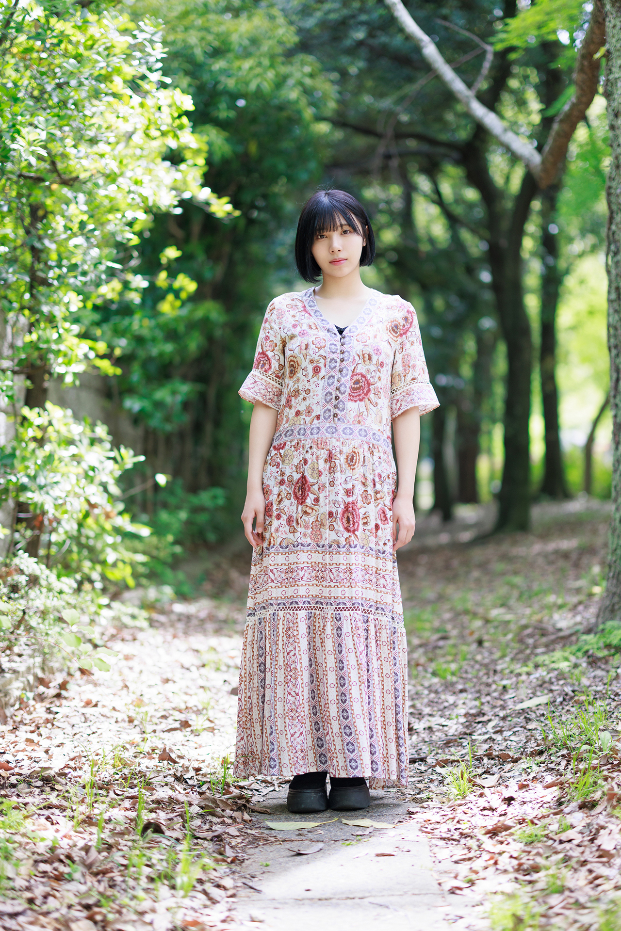 背景の密度は肉眼で見た印象に近く、背景の情報を伝える表現に適している。モデルとのコミュニケーションが撮りやすい撮影距離なので、カメラマンの意図が伝えやすく、スピーディーな撮影が可能だ