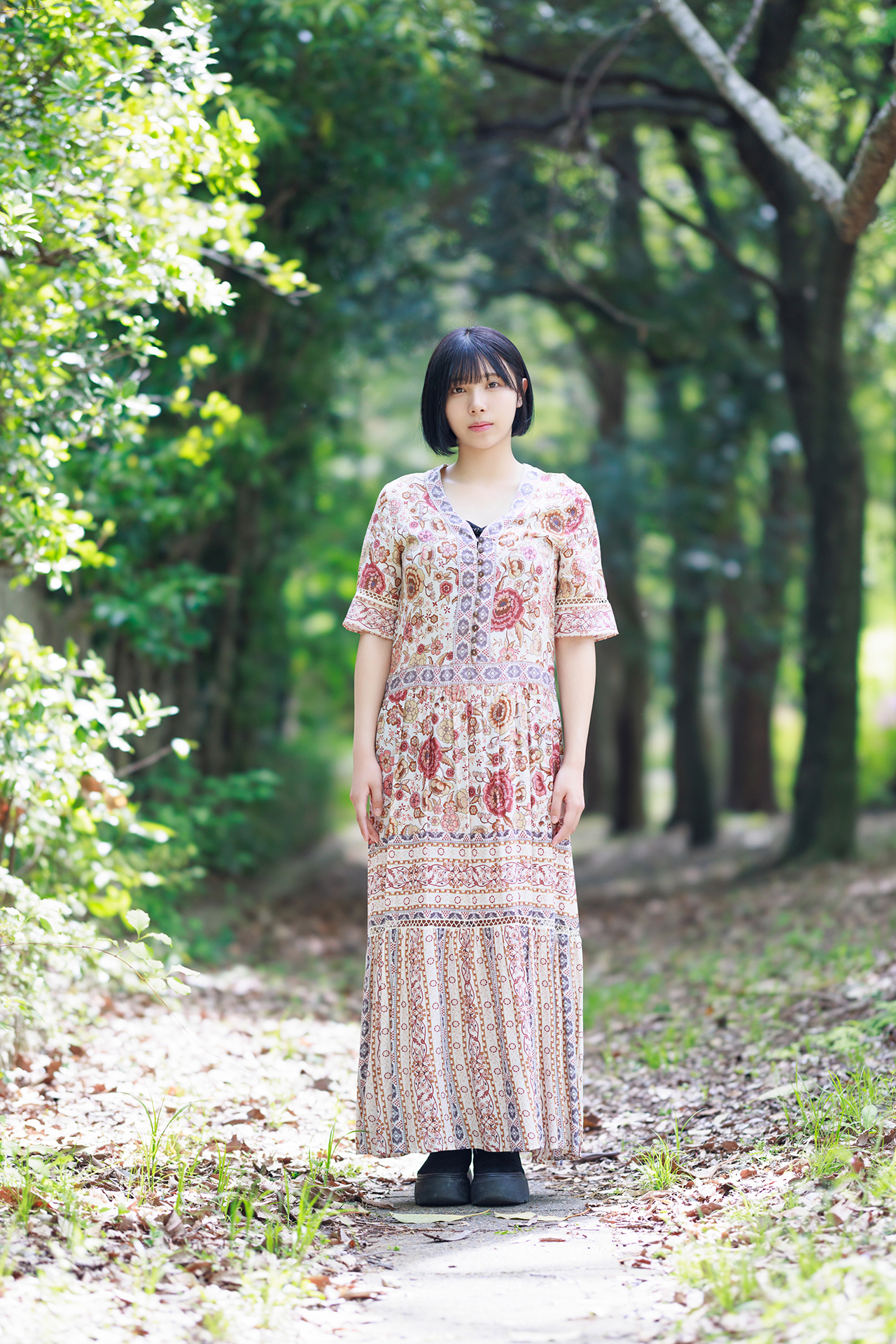 50mmに比べて背景を引き寄せて圧縮する効果が強い。背景がなだらかにぼける分、つながりが美しい。被写体がゆがんで写らないので、体のバランスはストレートに描かれる