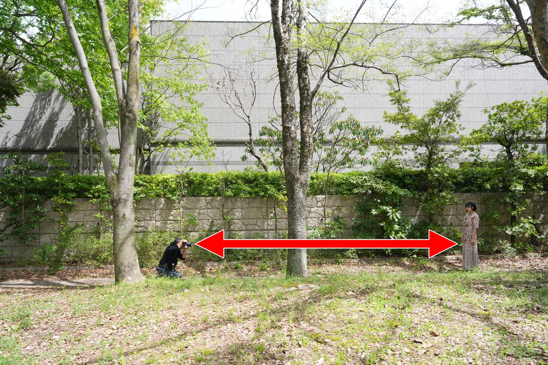 50mmに比べて背景を引き寄せて圧縮する効果が強い。背景がなだらかにぼける分、つながりが美しい。被写体がゆがんで写らないので、体のバランスはストレートに描かれる