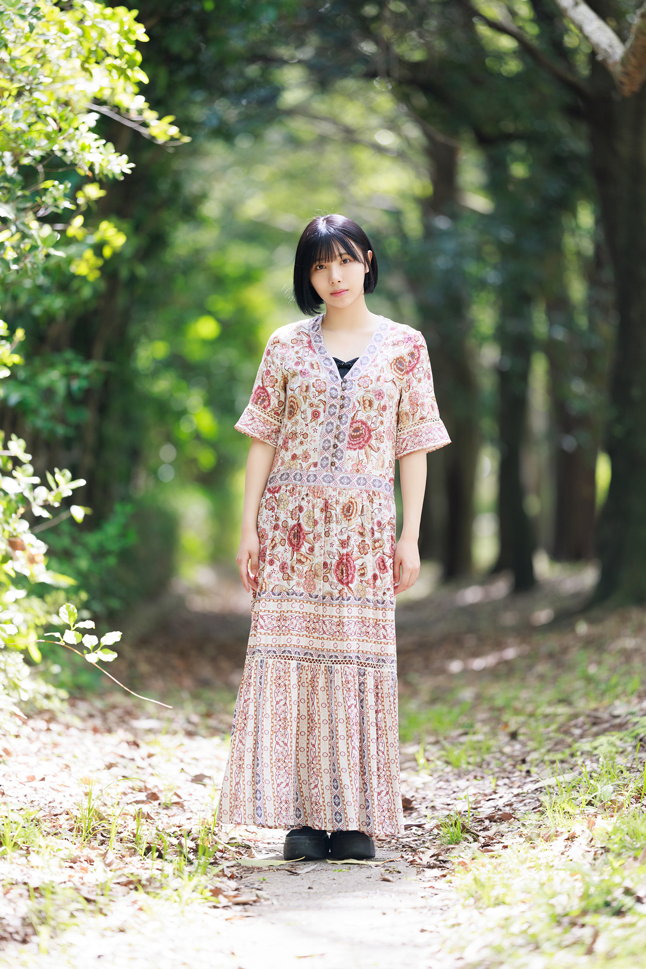 背景を強力に引き寄せながら、ボケ量の多さは一目瞭然。F1.8にも関わらず、ピントを合わせたモデルの後ろからストンとぼける印象で情報が失われた背景からモデルが浮かび上がり、インパクトが生まれる