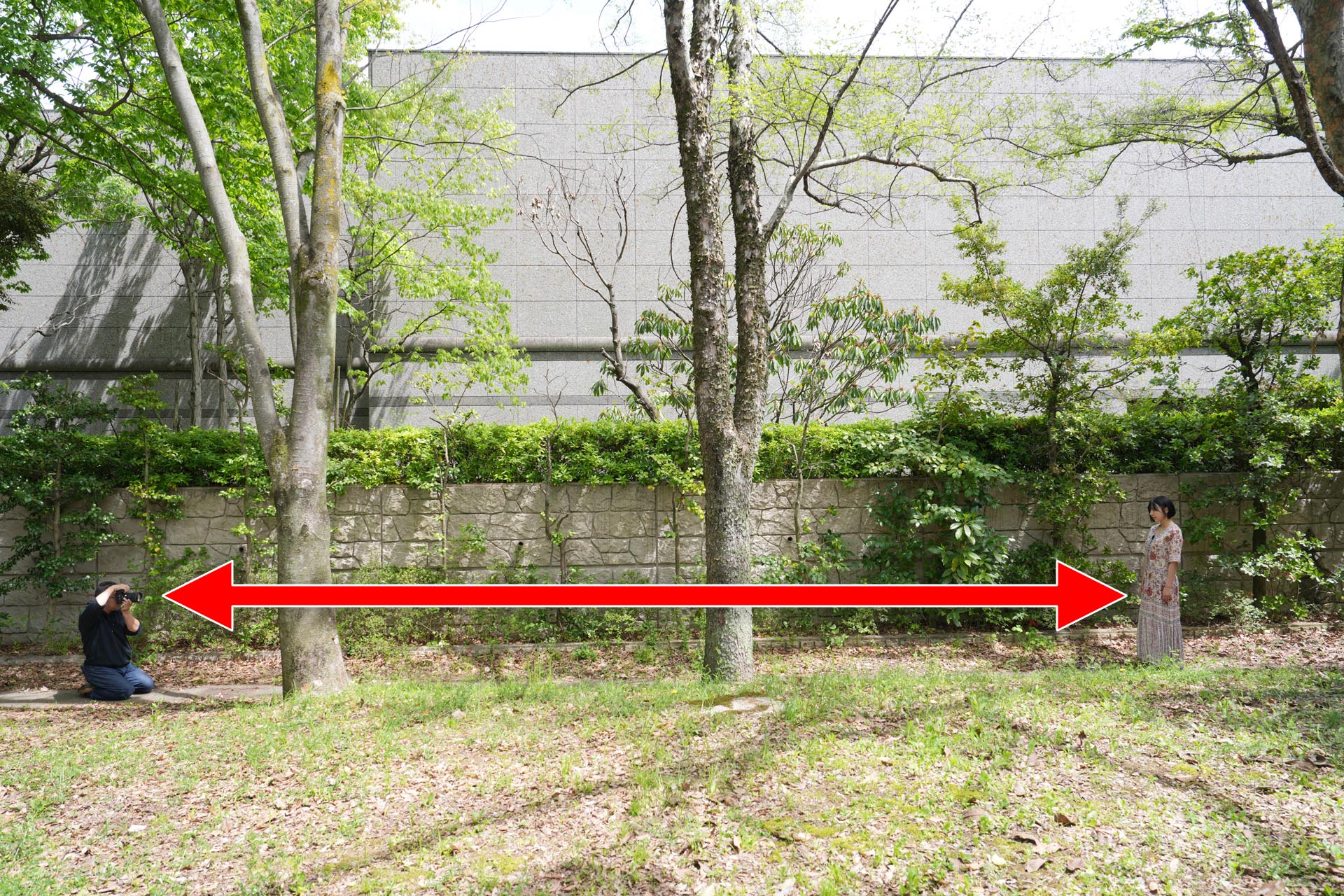 背景を強力に引き寄せながら、ボケ量の多さは一目瞭然。F1.8にも関わらず、ピントを合わせたモデルの後ろからストンとぼける印象で情報が失われた背景からモデルが浮かび上がり、インパクトが生まれる