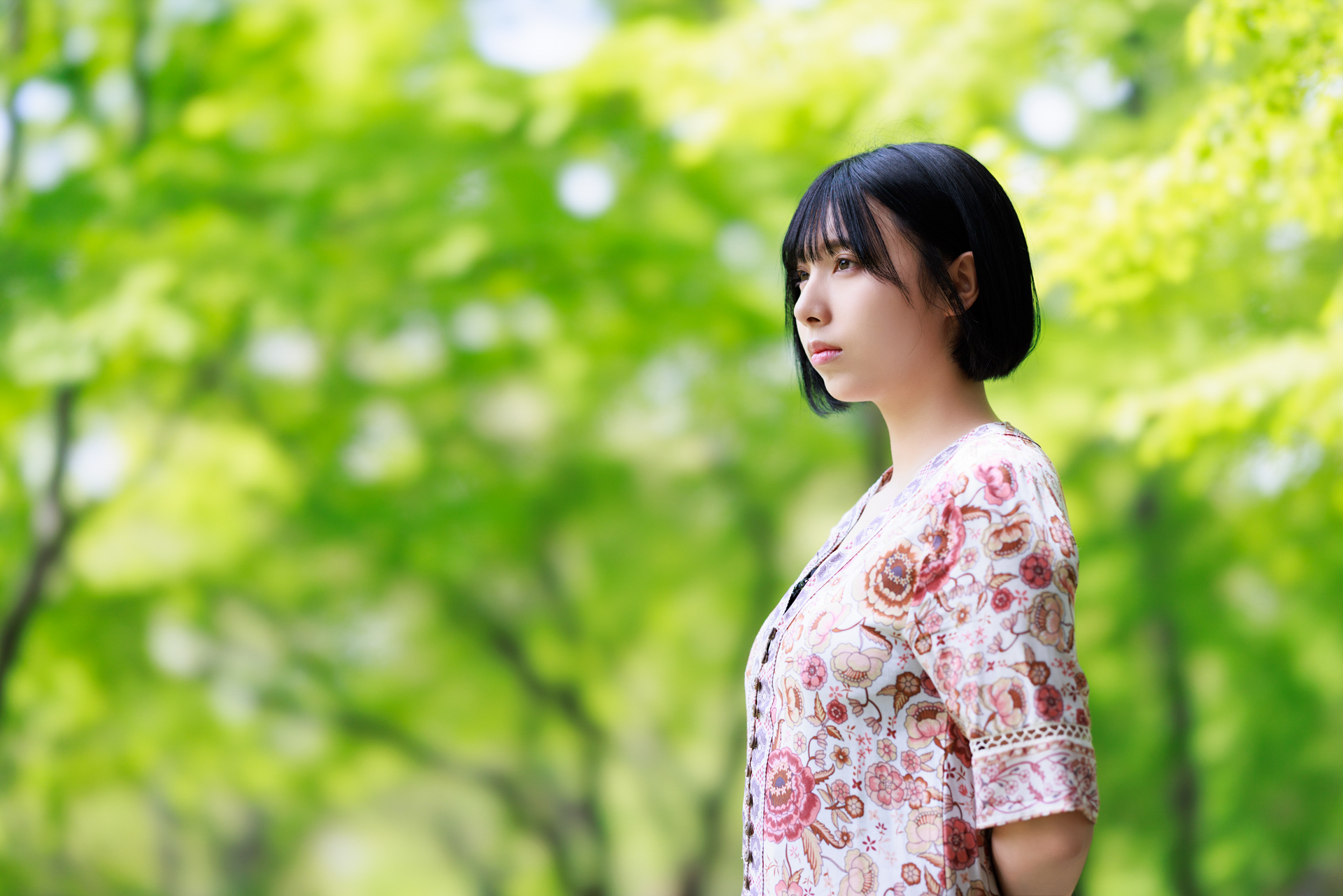 背景にあるのは木々だと分かるぐらいのボケ具合。背景とモデルとの情報が平等に伝わってくるので、場所の詳細も伝えたいポートレートに適している