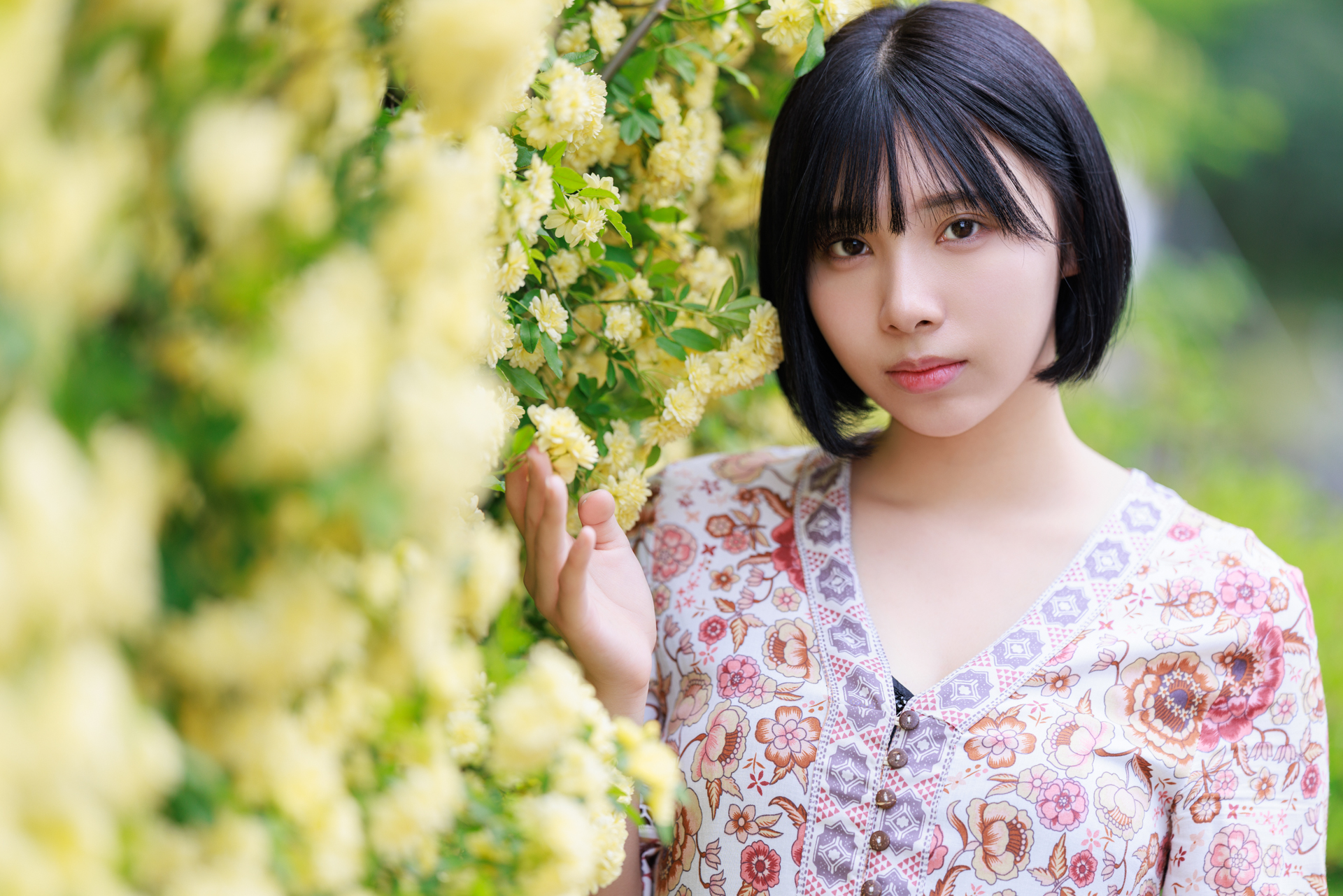 135mmはその撮影距離から、モデルの前に被写体を配置しやすい。前景と後景のボケでモデルをサンドイッチして写真に立体感を作り出すのも得意だ<br><span class="fnt-85">キヤノン EOS R5／RF135mm F1.8 L IS USM／135mm／マニュアル露出（F1.8、1/800秒）／ISO 100／WB：オート</span>