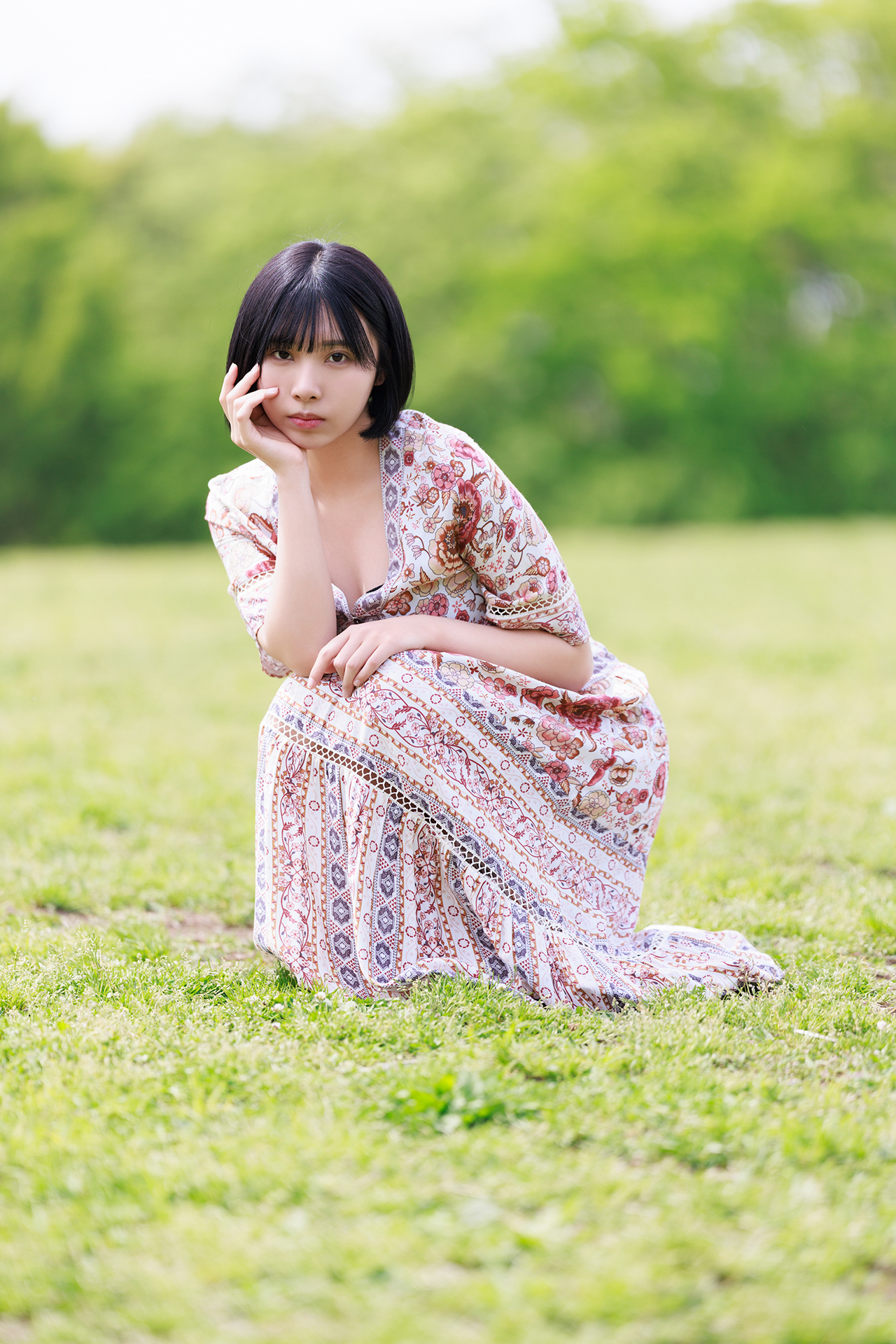 芝生と森を背景にした。遠くで遊ぶ子どもの帽子が見え隠れしていたが、見事にぼけて消失している<br><span class="fnt-85">キヤノン EOS R5／RF135mm F1.8 L IS USM／135mm／マニュアル露出（F1.8、1/1,600秒）／ISO 100／WB：オート</span>