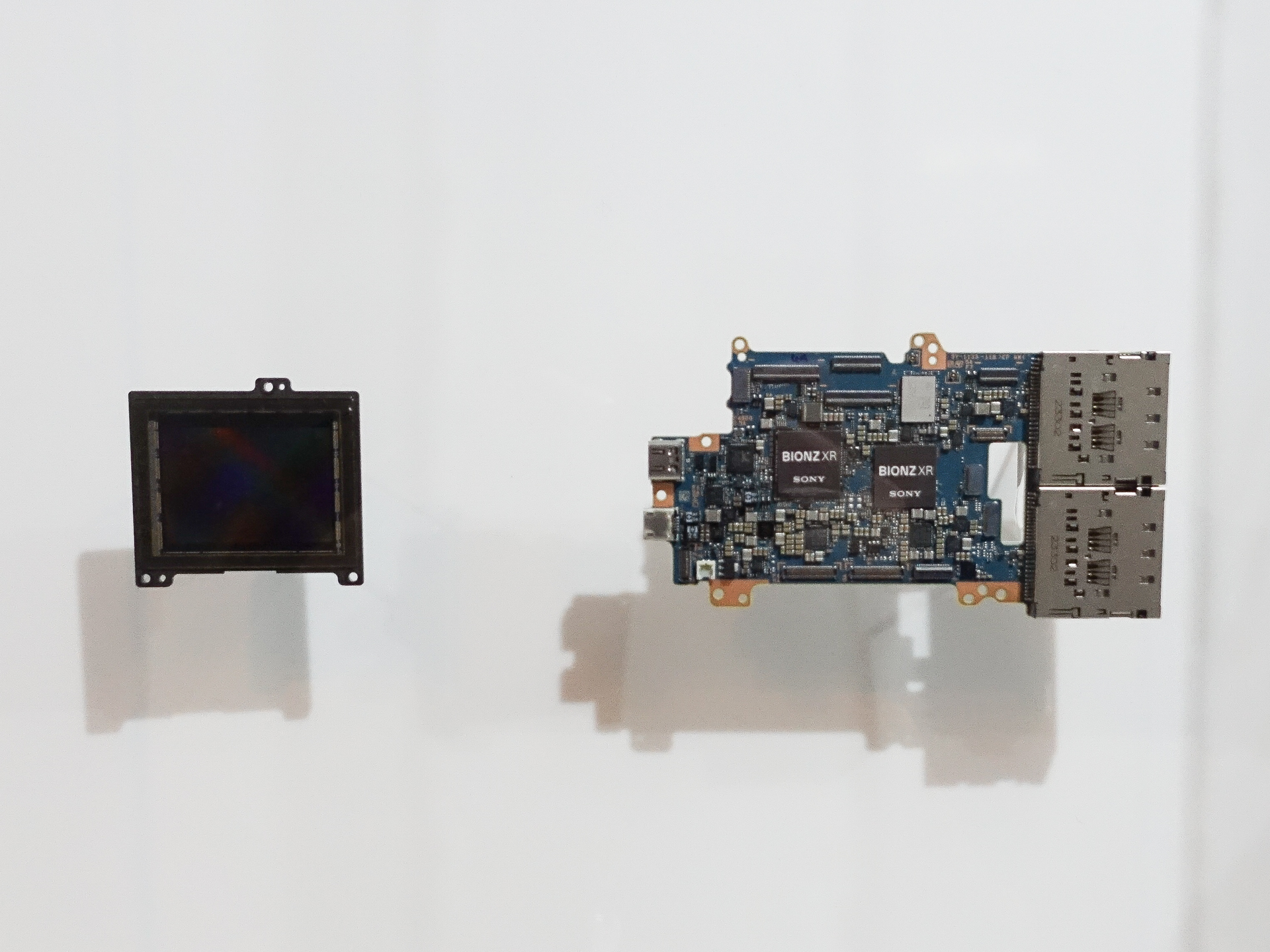 「α9 III」のCMOSイメージセンサー（左）とAIプロセッシングユニット（右）