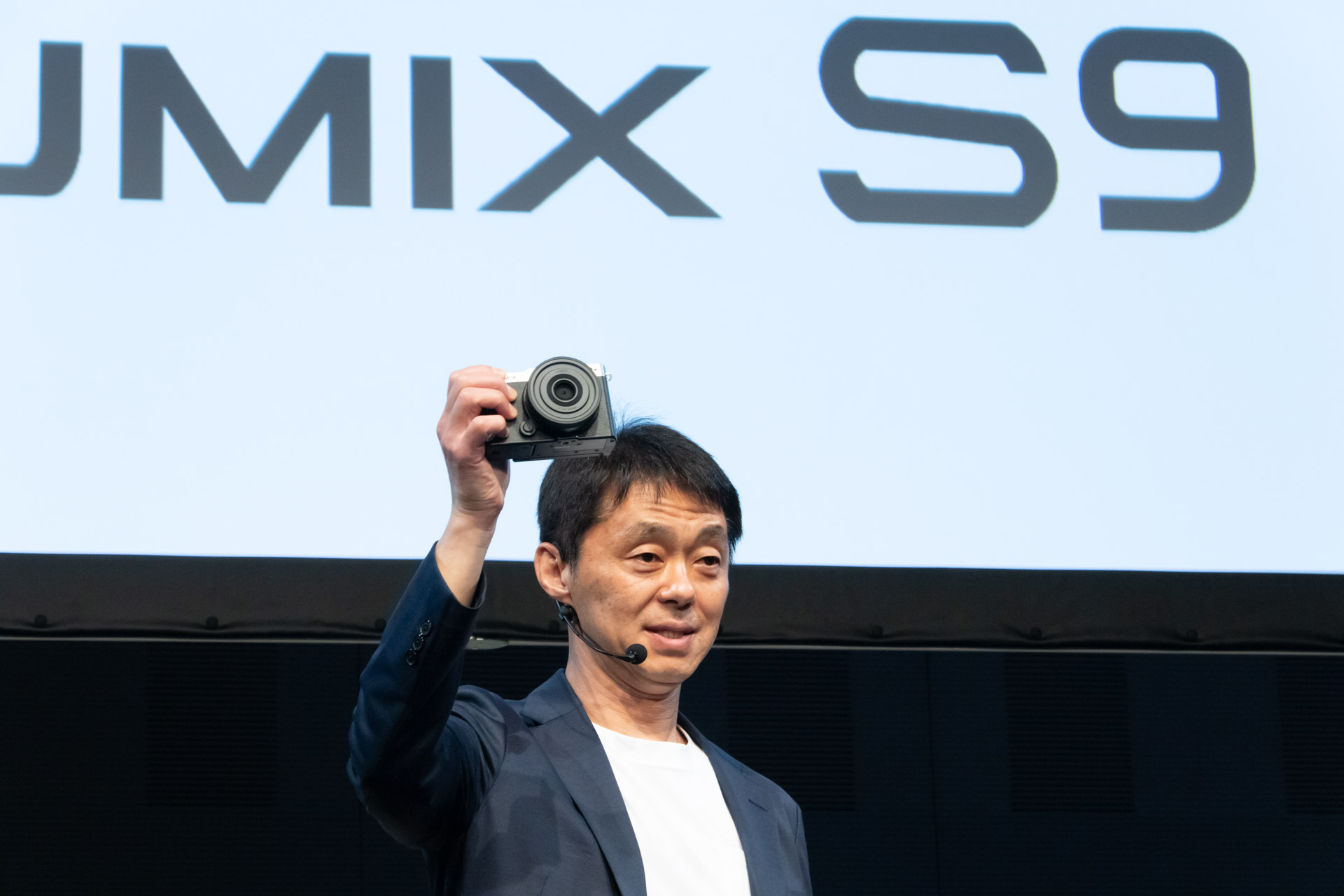 LUMIX S9を掲げる津村敏行氏