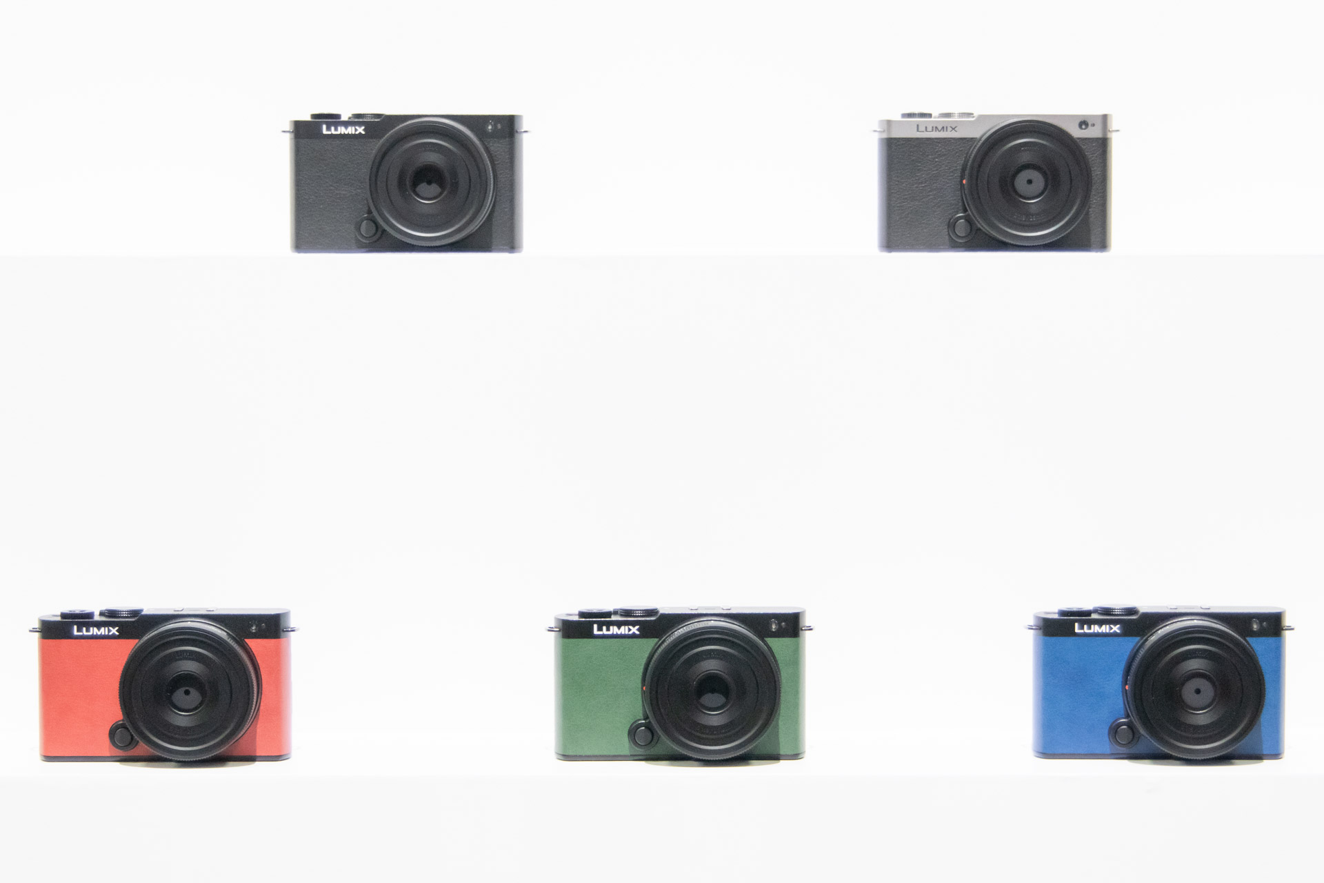 カラーバリエーション。下の3つはエクステリア張り替えサービスによるもの