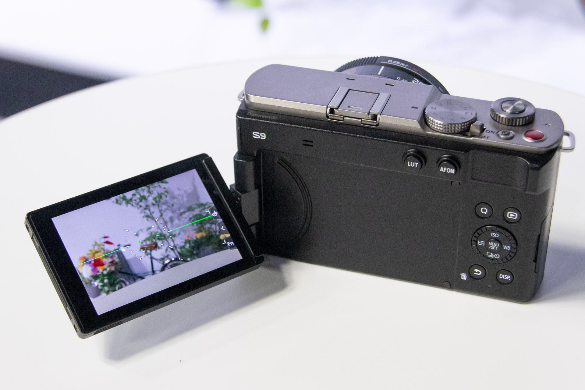 フリーアングルモニターを採用