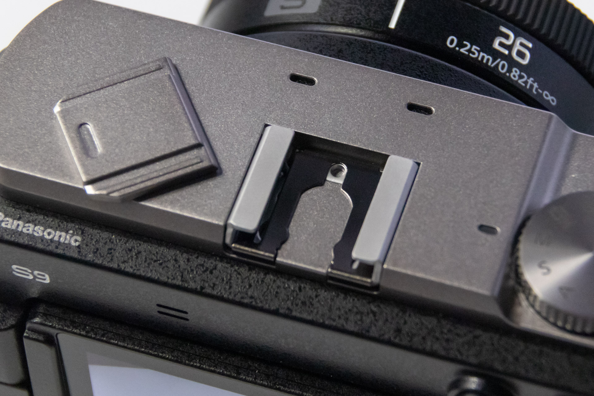 メカシャッター非搭載のためストロボも非対応となっている。デジタルカメラでは珍しい電気接点なしのコールドシューを採用する