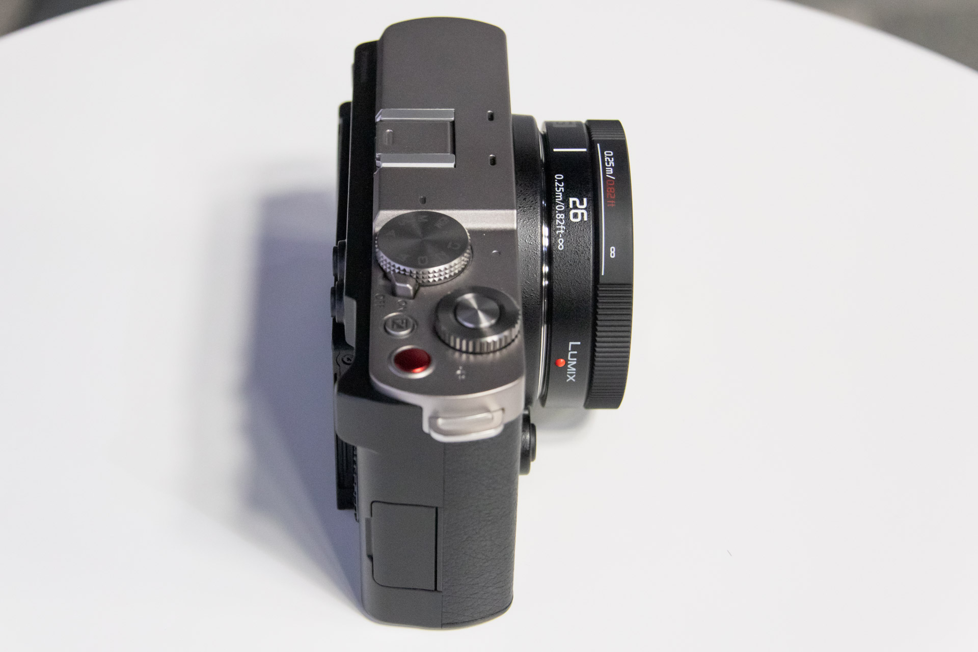 LUMIX S9に装着したところ。かなり薄く感じる