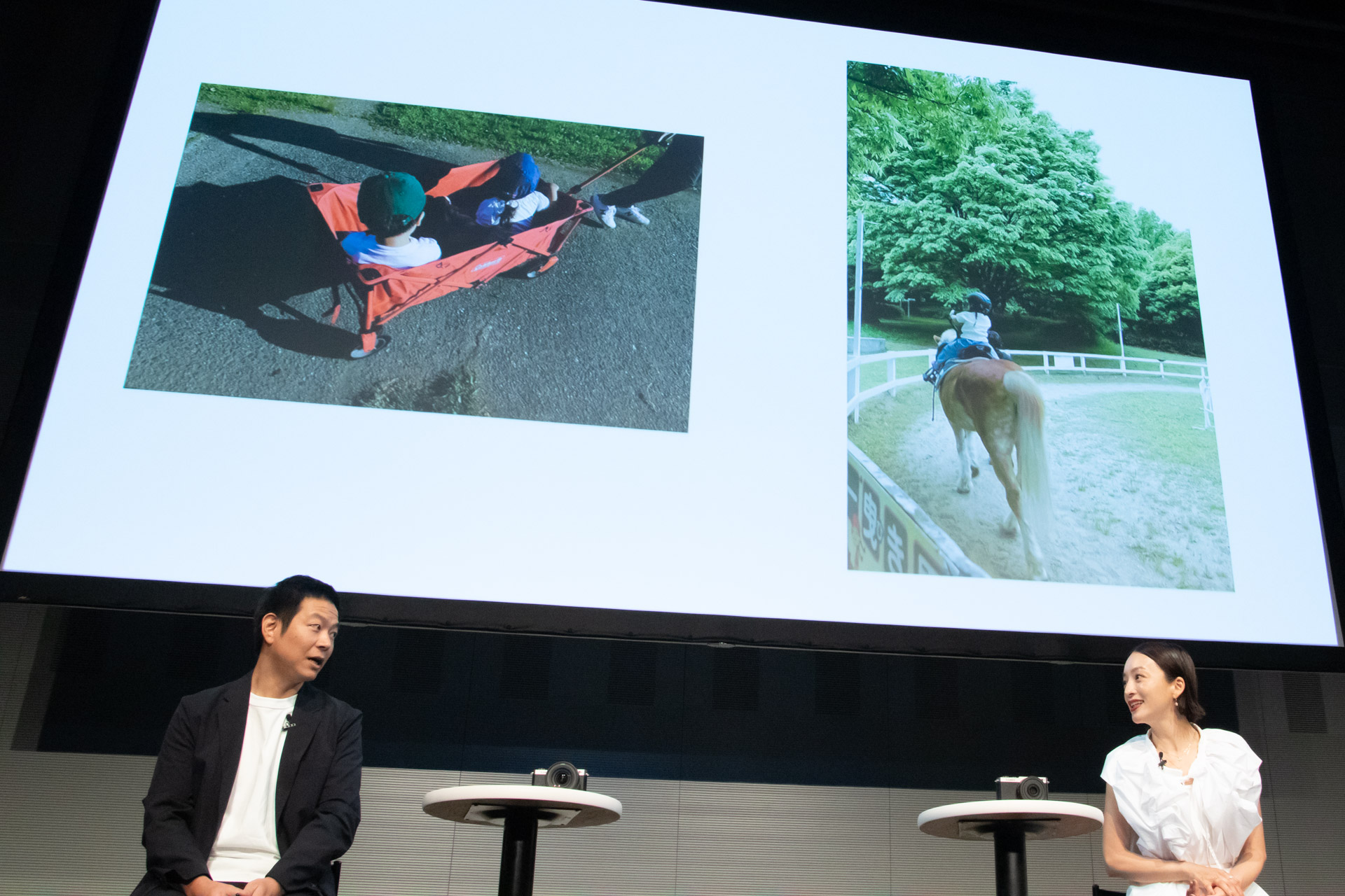 「子どもの素早い動きでもフォーカスが合う」と高山さん。左は塩見記章氏