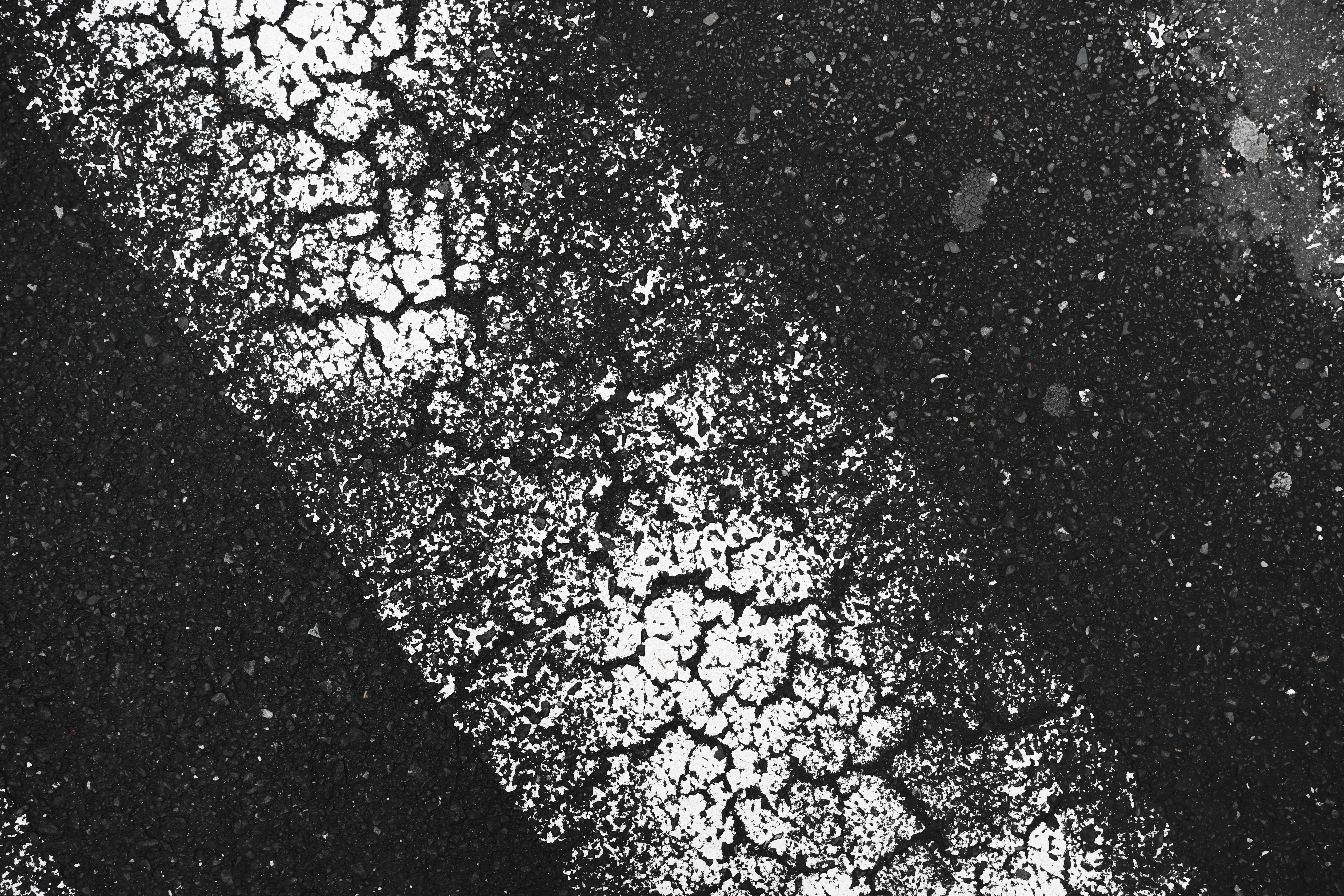 横断歩道を俯瞰で撮影した。路面の状況を力強く捉えたかったので、ACROSで撮ろうとしていたが、彩度を下げコントラストを上げたETERNAブリーチの方が適当だろうと考えた。背面モニターはクリアで明瞭に見え気分が良いが、表示クオリティそのものはフジ機のソレだった。PROVIA以外では表示画像と実際の表現に乖離が生じるので、慣れというかコツが必要<br><span class="fnt-85">X-T50／XF23mmF2 R WR／23mm（35mm相当）／絞り優先AE（1/250秒・F3.6・－0.3EV）／ISO 250／WB：オート／フィルムシミュレーション：ETERNAブリーチバイパス　グレイン・エフェクト・粒度 小</span>