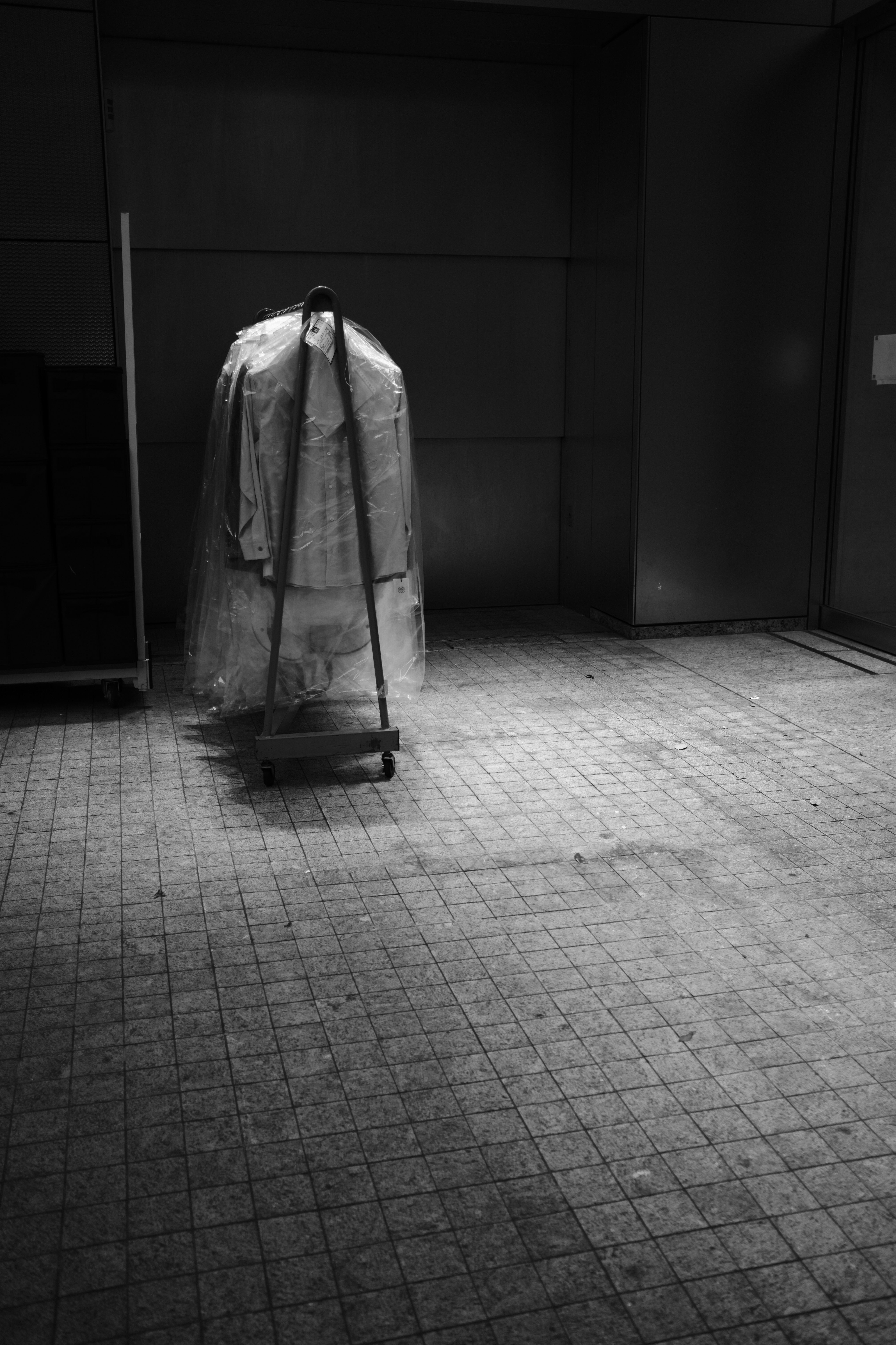 ドライな感じを出したかったので引き続きグレイン・エフェクトを適用させているが、エフェクトよりも高ISO感度設定のACROSで撮影した際のノイズ感の方が好み。撮影時はAFの挙動が怪しく上手く合焦出来なかったので、だましだまし撮影している<br><span class="fnt-85">X-T50／XF23mmF2 R WR／23mm（35mm相当）／絞り優先AE（1/220秒・F2.2・－0.7EV）／ISO 250／WB：オート／フィルムシミュレーション：ACROS＋Ye　グレイン・エフェクト・粒度 小</span>