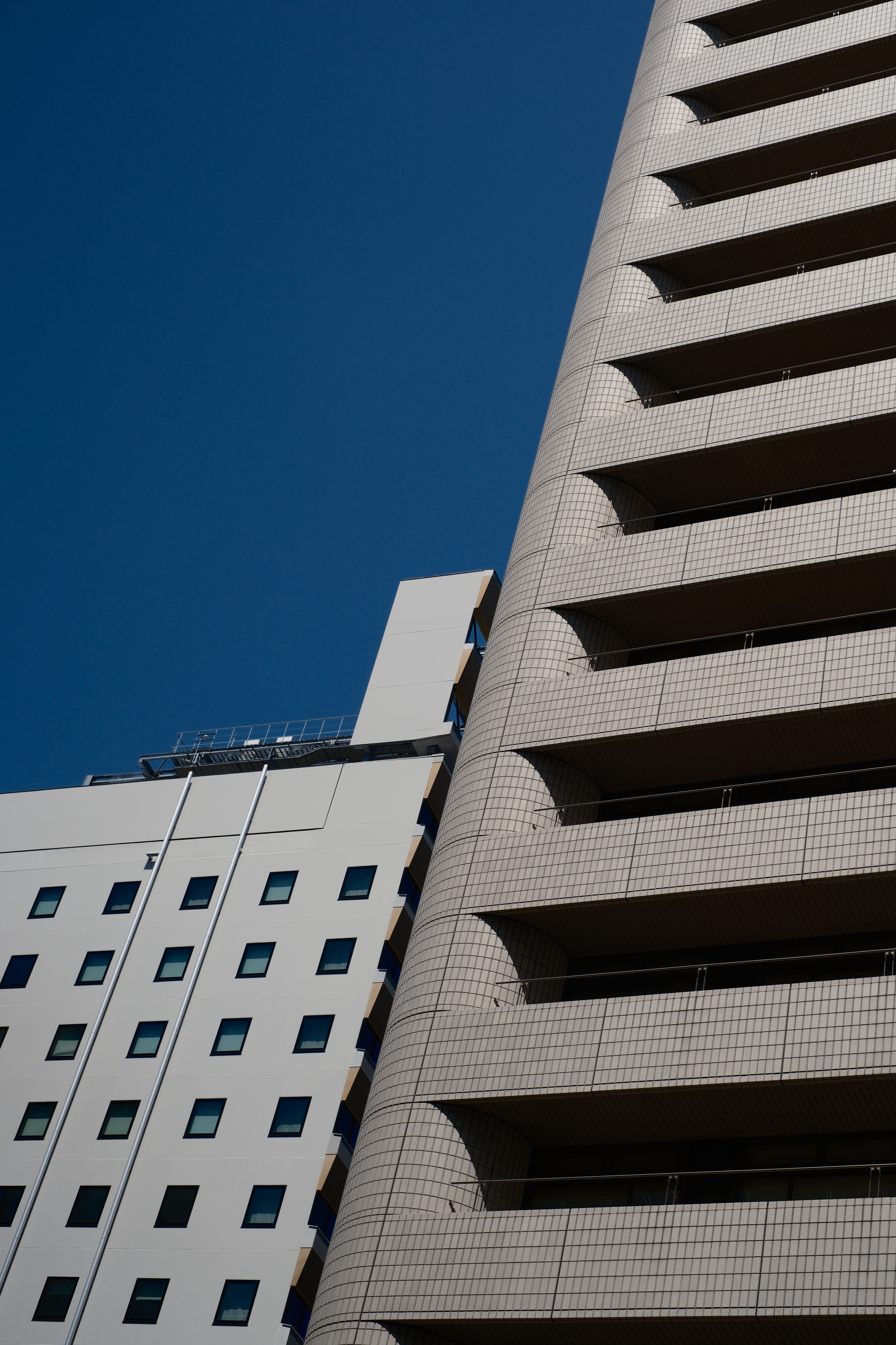 画面右側の様に縦方向に繰り返しパターンの成分のある対象を、フジ機で縦位置で狙う場合にはAFポイントやサイズの設定、少し傾けてAFするなど多少の工夫が必要。ノスタルジックネガの独特の空の色を強調したかったのでコントラスト高めの設定で撮った。湿度の低い感じを表現出来たのではないだろうか<br><span class="fnt-85">X-T50／XF35mmF1.4 R／35mm（53mm相当）／絞り優先AE（1/3,800秒・F4・－0.7EV）／ISO 250／WB：オート／フィルムシミュレーション：ノスタルジックネガ　グレイン・エフェクト・粒度 小</span>