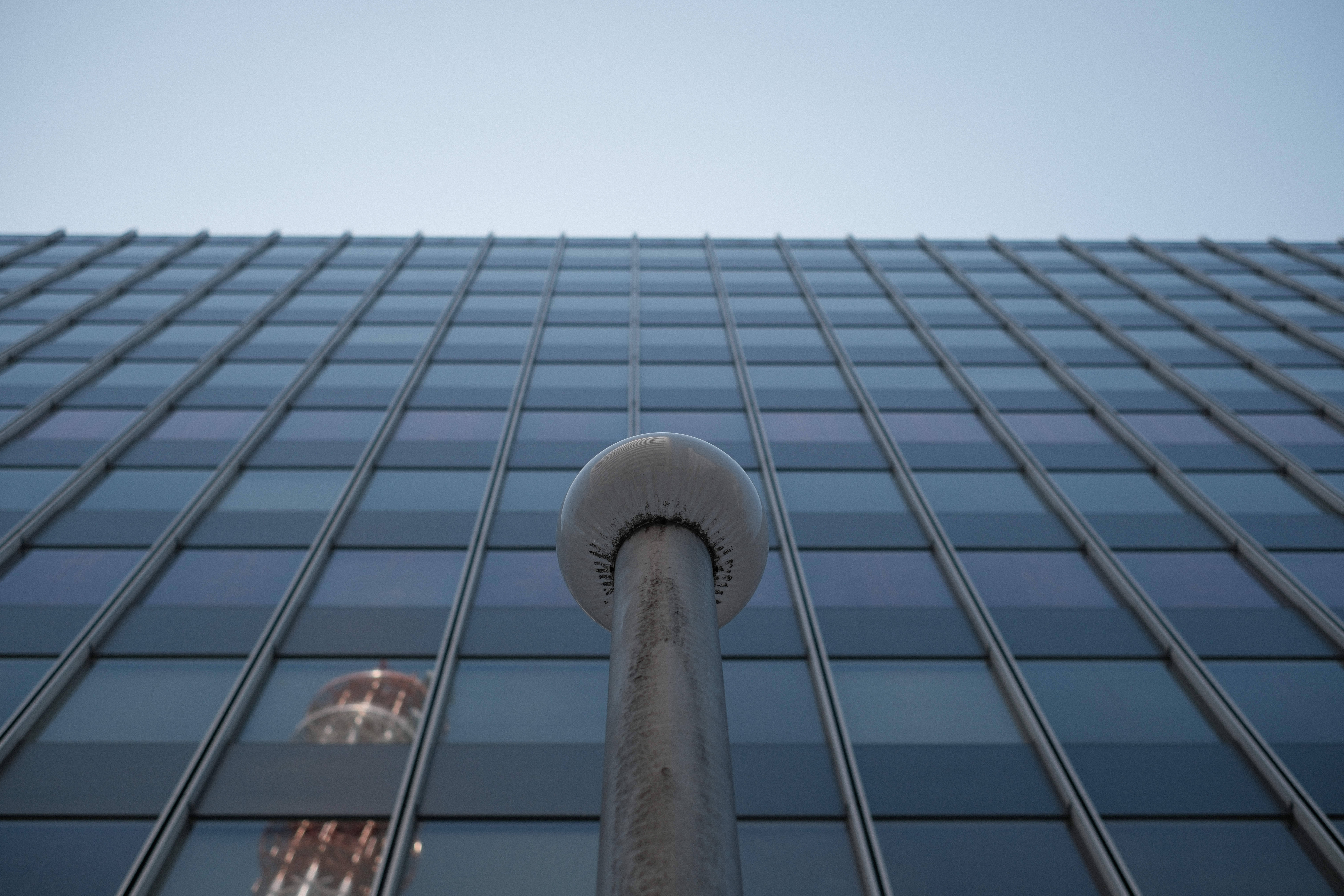 上のカットから振り返るとこんな景色。今度はクラシッククロームでパチリ。ワンアクションでフィルムシミュレーションを切り替えられることに対して真に感動を覚えたシーンでもある。カメラのコンセプトを理解できた様に感じられてからは撮影がさらに捗った<br><span class="fnt-85">X-T50／XF35mmF1.4 R／35mm（53mm相当）／絞り優先AE（1/4,000秒・F2.5・－0.3EV）／ISO 250／WB：オート／フィルムシミュレーション：クラシッククローム　グレイン・エフェクト・強度 弱 / 粒度 大</span>