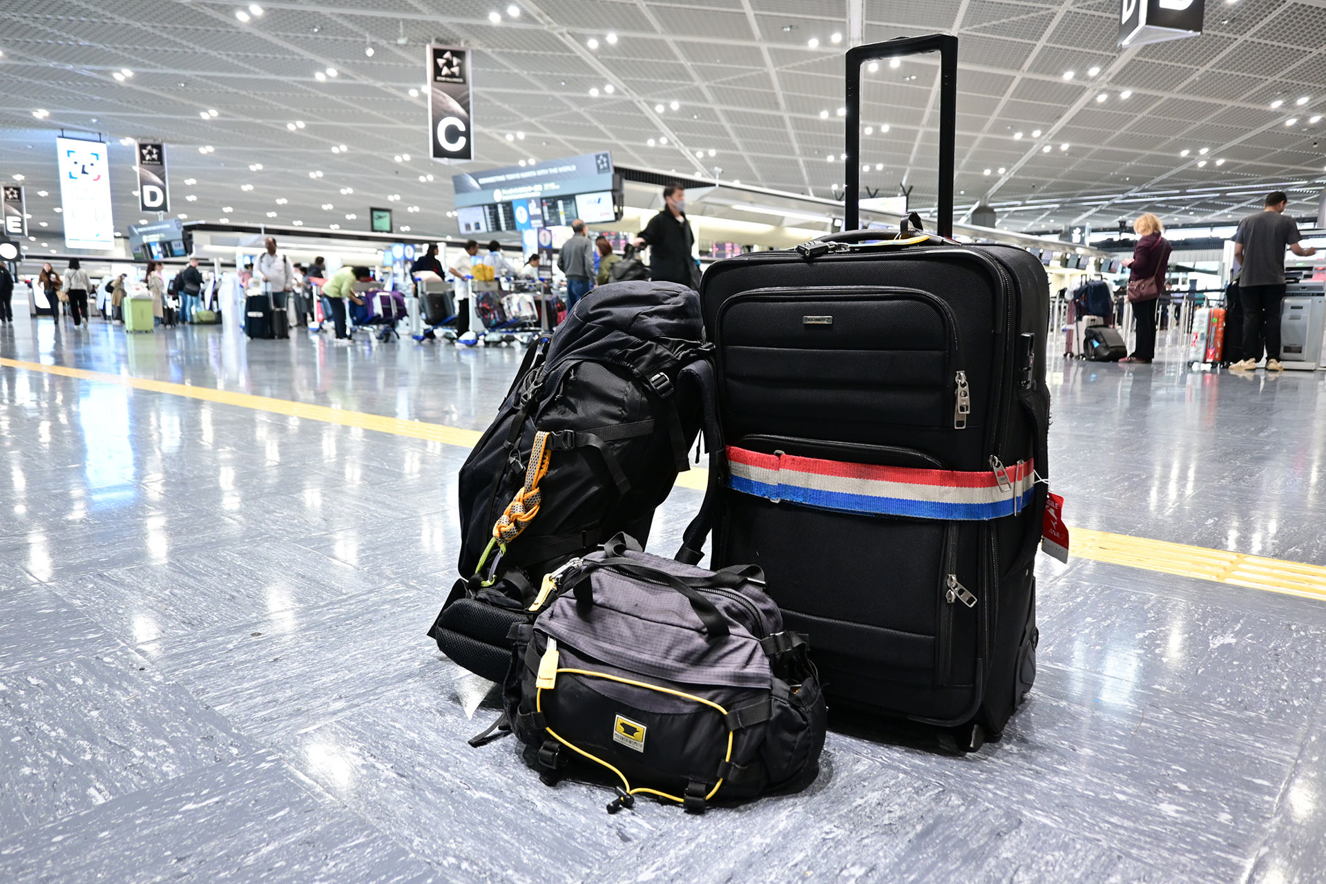 海外取材時の荷物。バックパックとウエストバッグに撮影機材を詰めて機内へ持ち込む