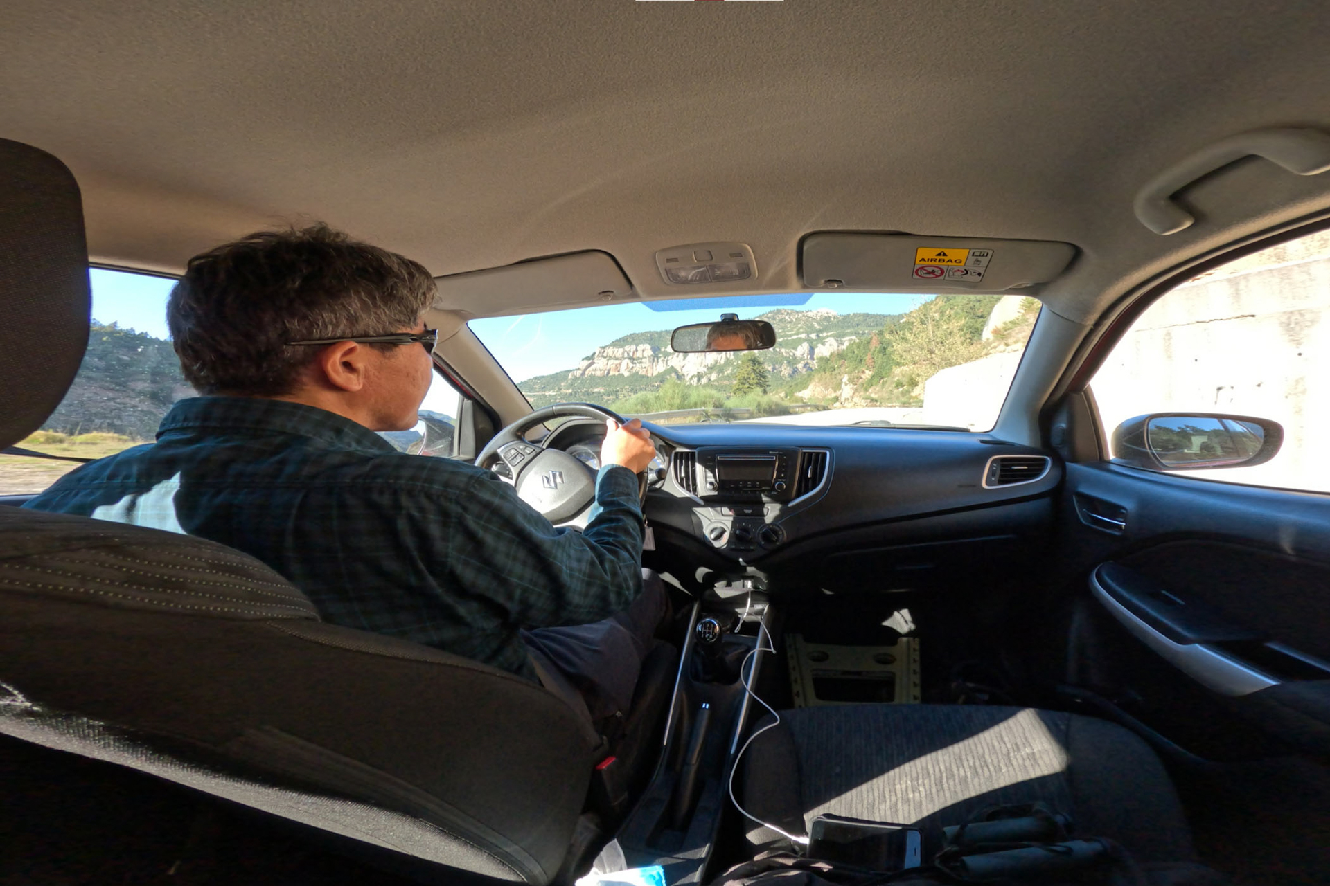 アテネから約3時間のドライブで撮影地に到着。ギリシャではマニュアル車が主流だ