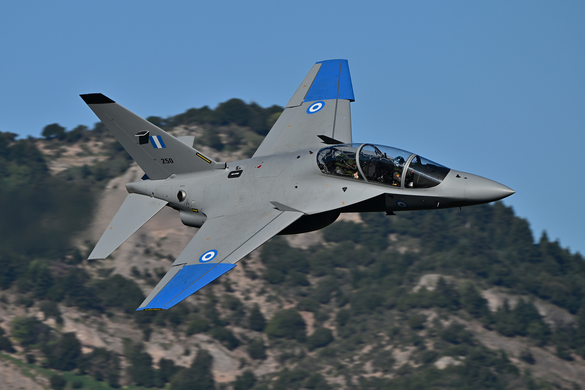 ギリシャ空軍が導入したばかりのジェット練習機、レオナルドM346マスターも撮影できた<br><span class="fnt-85">Z 9／NIKKOR Z 180-600mm f/5.6-6.3 VR／600mm／マニュアル露出（1/1,500秒、F8.0）／ISO 200</span>