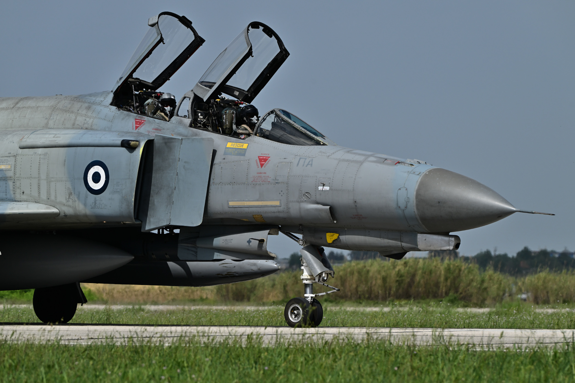 ギリシャ空軍のF-4E AUPファントムII。ギリシャ空軍は今年でF-4導入50周年を迎える<br><span class="fnt-85">ニコン Z 9／NIKKOR Z 180-600mm f/5.6-6.3 VR／300mm／マニュアル露出（1/1,500秒、F8.0）／ISO 200</span>