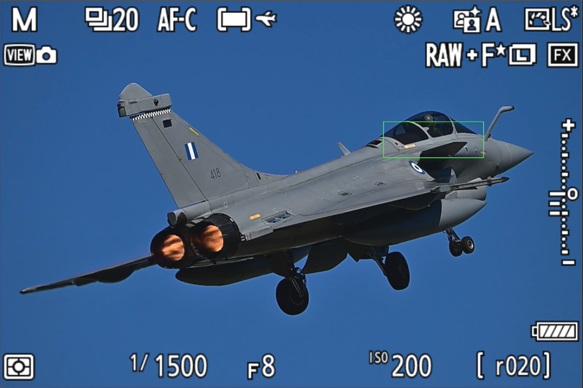 連続撮影可能枚数は最大［r21］、つまり21枚を示すが、実際には50枚程度は連続撮影可能だ