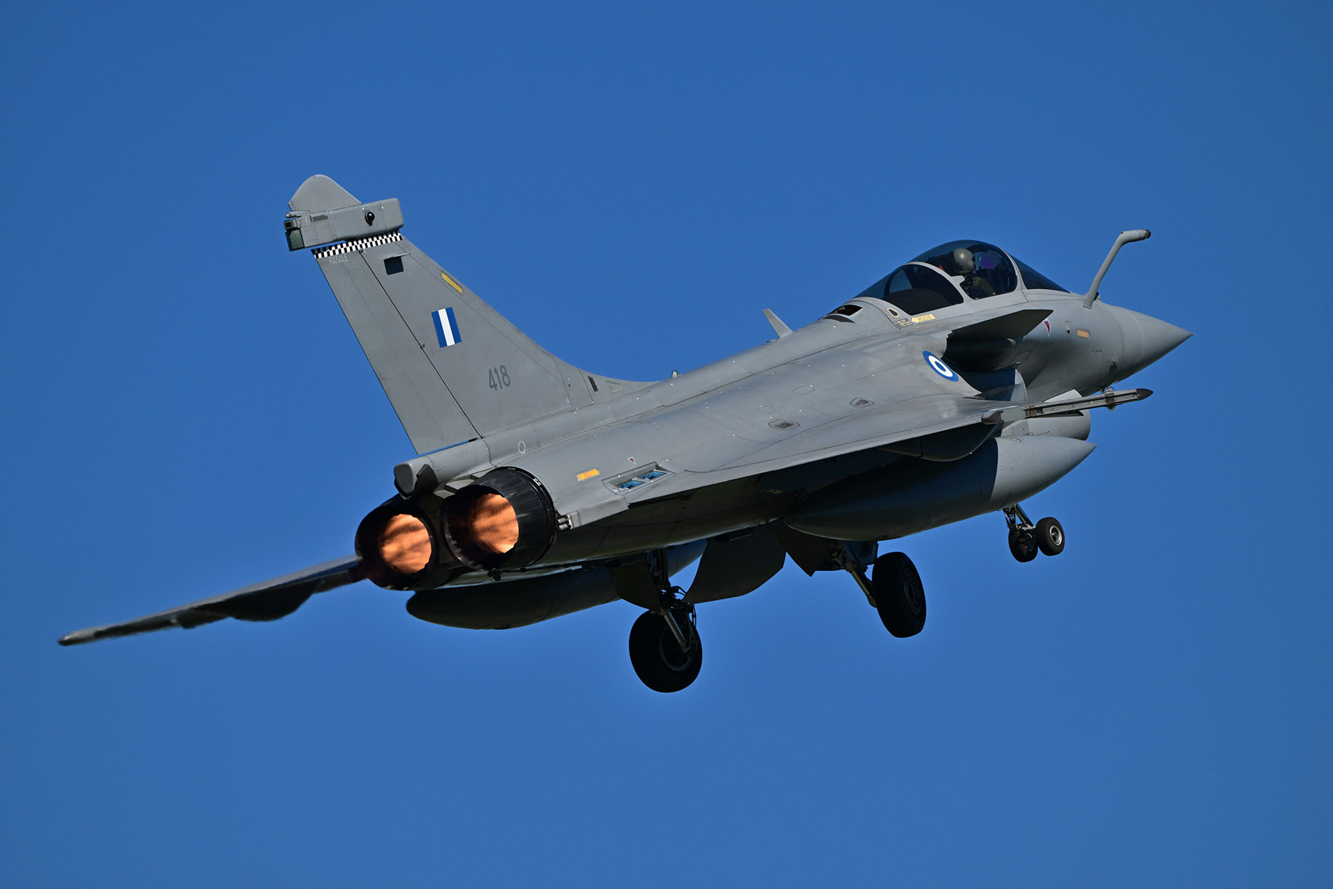 ギリシャ空軍のラファールEG。青空バックを飛ぶ戦闘機に、ついつい撮影枚数が増えてしまう。<br><span class="fnt-85">ニコン Z 9／NIKKOR Z 180-600mm f/5.6-6.3 VR／マニュアル露出（1/1,500秒、F8.0）／ISO 200</span>