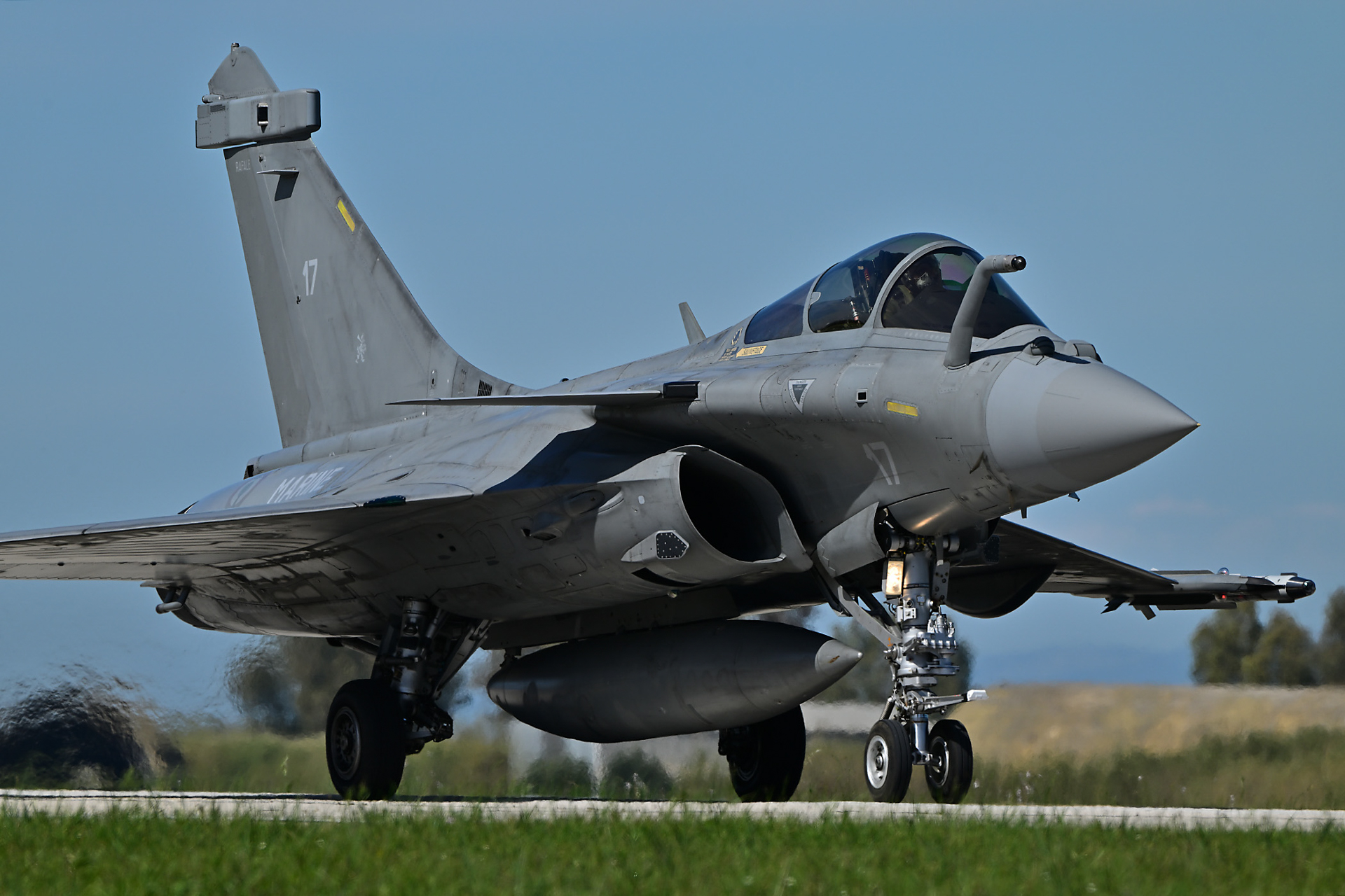 フランス海軍のラファールM。今回はフランス海軍、ギリシャ空軍、カタール空軍の3種のラファールを撮影できた<br><span class="fnt-85">ニコン Z 9／NIKKOR Z 180-600mm f/5.6-6.3 VR／600mm／マニュアル露出（1/1,000秒、F8.0）／ISO 200</span>