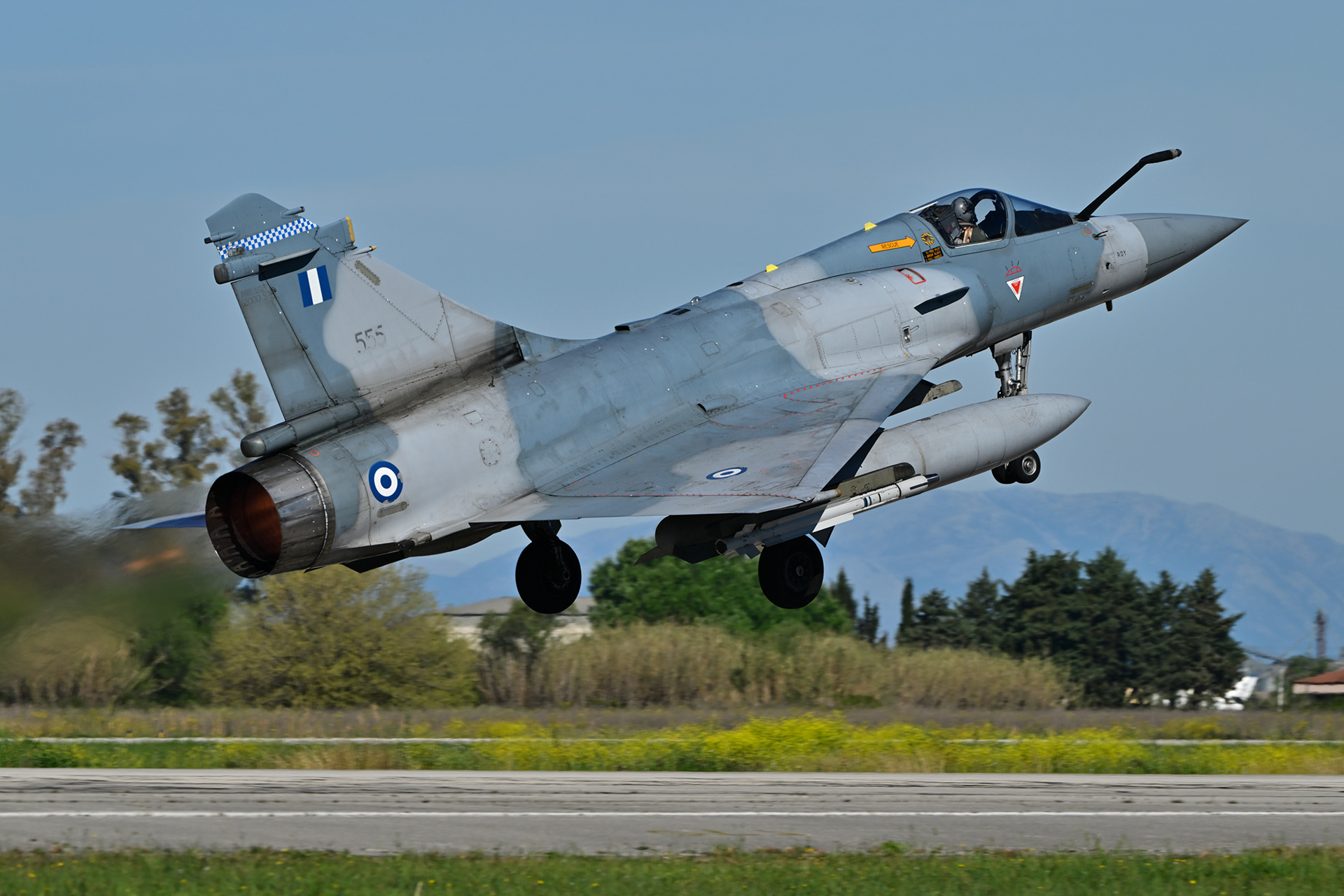 ギリシャ空軍のミラージュ2000-5EG。日本では撮影できない戦闘機が次々に離陸する<br><span class="fnt-85">ニコン Z 9／NIKKOR Z 180-600mm f/5.6-6.3 VR／310mm／マニュアル露出（1/1,000秒、F8.0）／ISO 200</span>