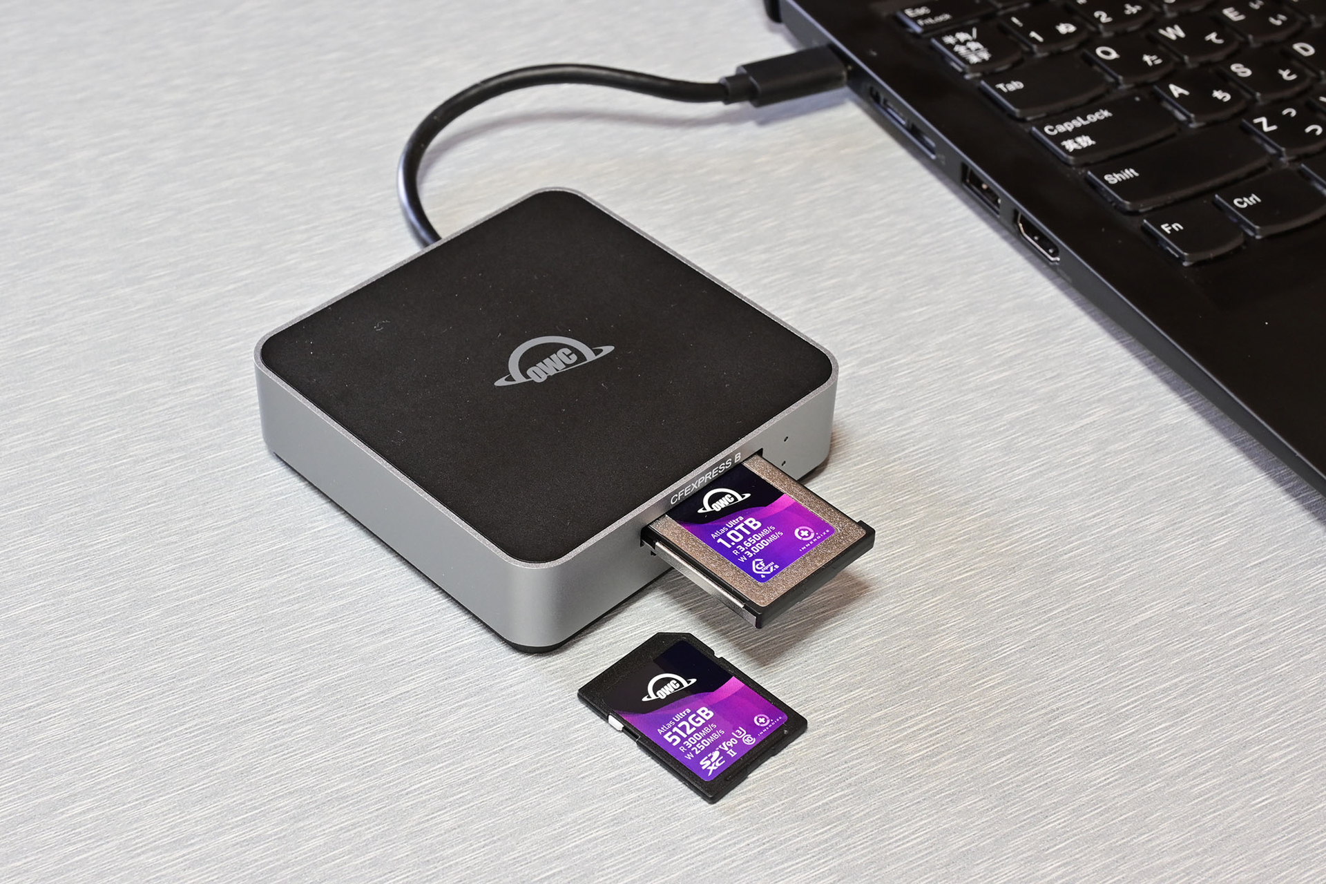 撮影後はPCへのバックアップ作業。CFexpress Type BとSDXCの2種のメモリーカードに対応する「Atlas Dual CFexpress + SD Card Reader」で撮影データを取り込む