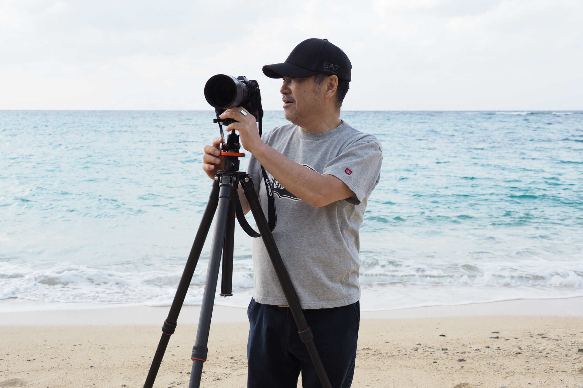 沖縄にて、屋外や海辺・岩場で重宝する帽子はロケでの必需品