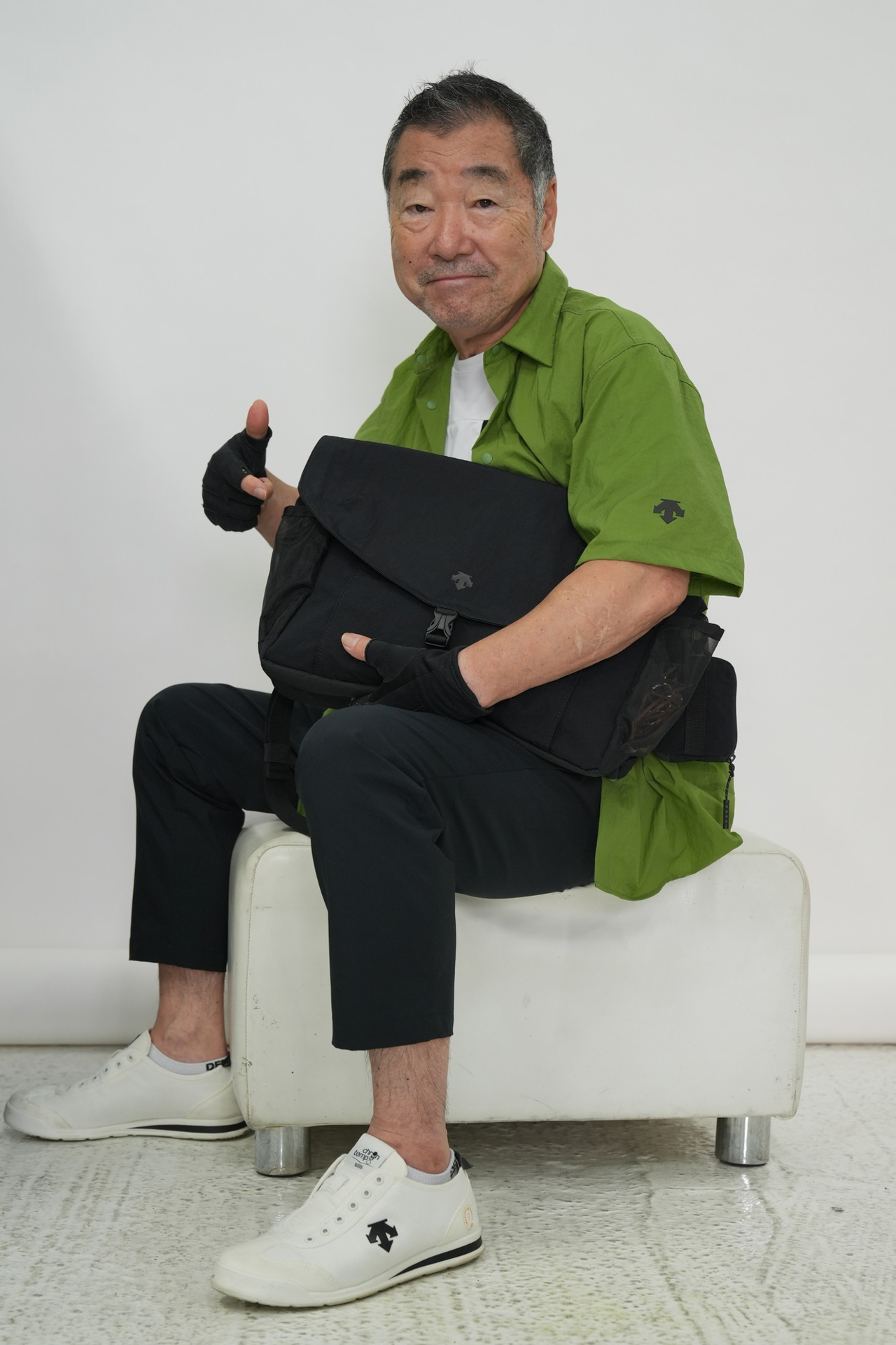 この日はバッグから靴まで見事に全身デサント