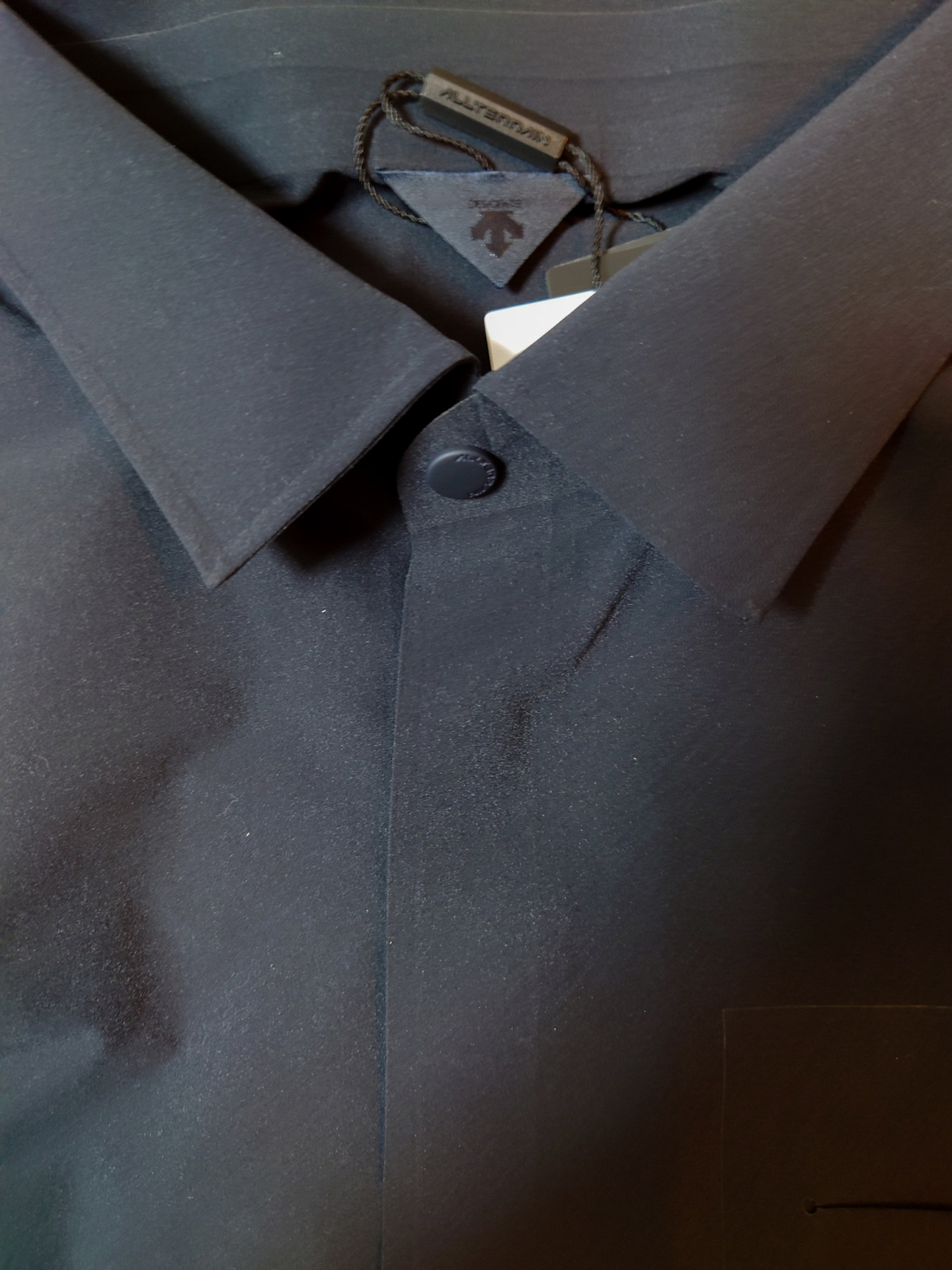 シャツタイプはサラッとした素材で程よく綺麗め。襟も崩れずちょっとした打ち合わせや食事会にぴったりでよく着ている