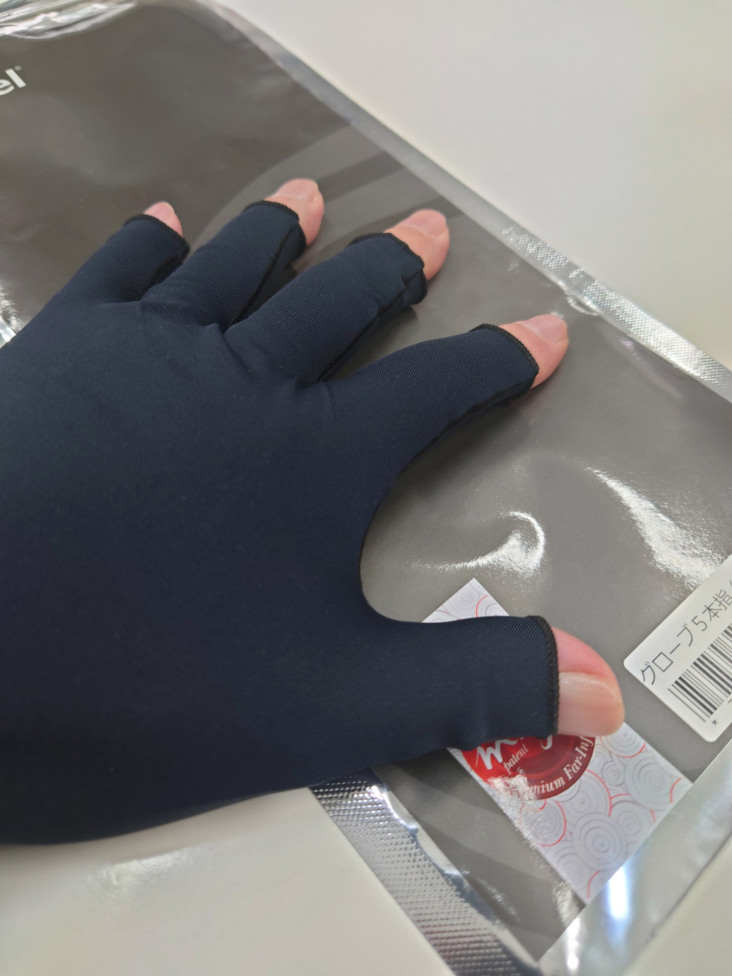 愛用中の手袋。嫁がネットで買ってくれて買い置きがあと3つくらいあるが2カ月に1つ破れていく。寝るときは色違いで白を使用している