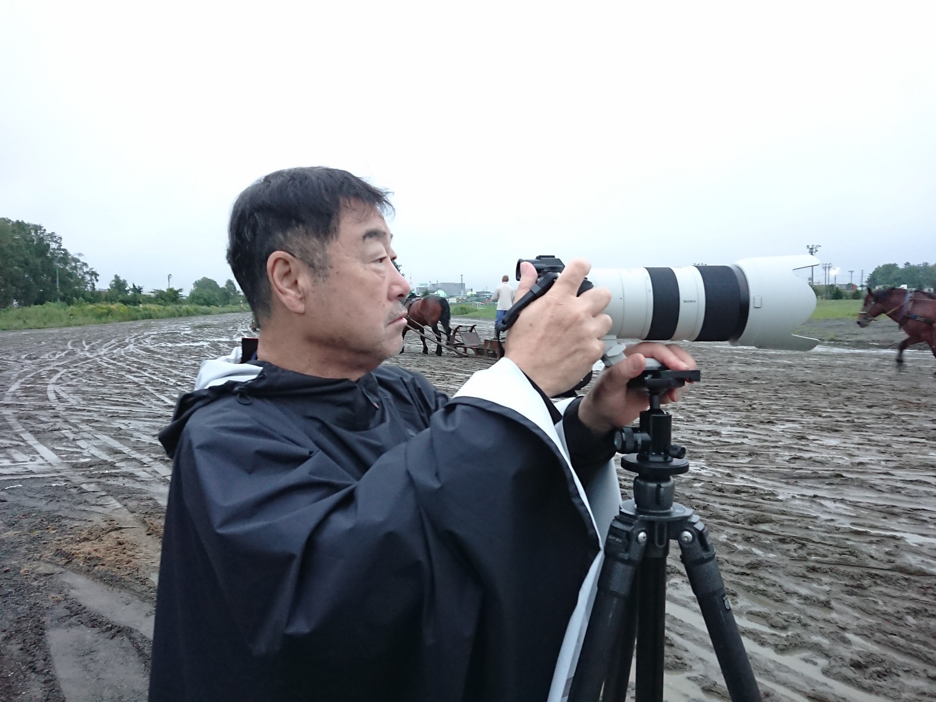 レインポンチョは天候に合わせて使用したり、撮影現場に鏡やメタリックな備品など反射しやすい物があった場合に映り込みを防ぐのにも使用できて便利