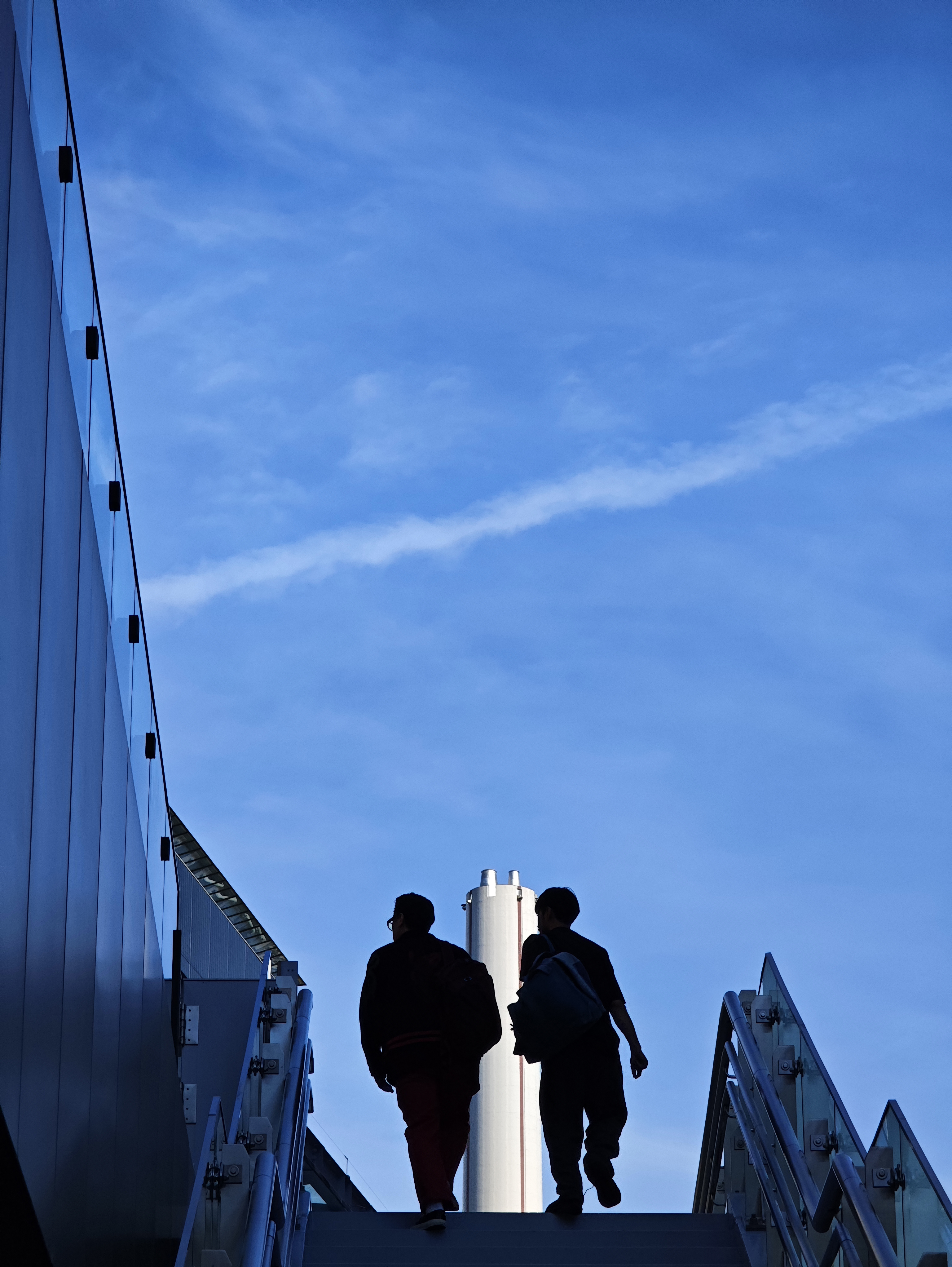 新たに誕生したShibuya Sakura Stage。120mmで階段を上る2人を捉えた。描写力は素晴らしく、レンズ交換式カメラと比べても遜色がない。サブカメラとしても活躍してくれそうだ<br><span class="fnt-85">120mm相当／絞り優先AE（F2.5、1/11,054秒、－0.2EV）／ISO 500／WB：オート</span>