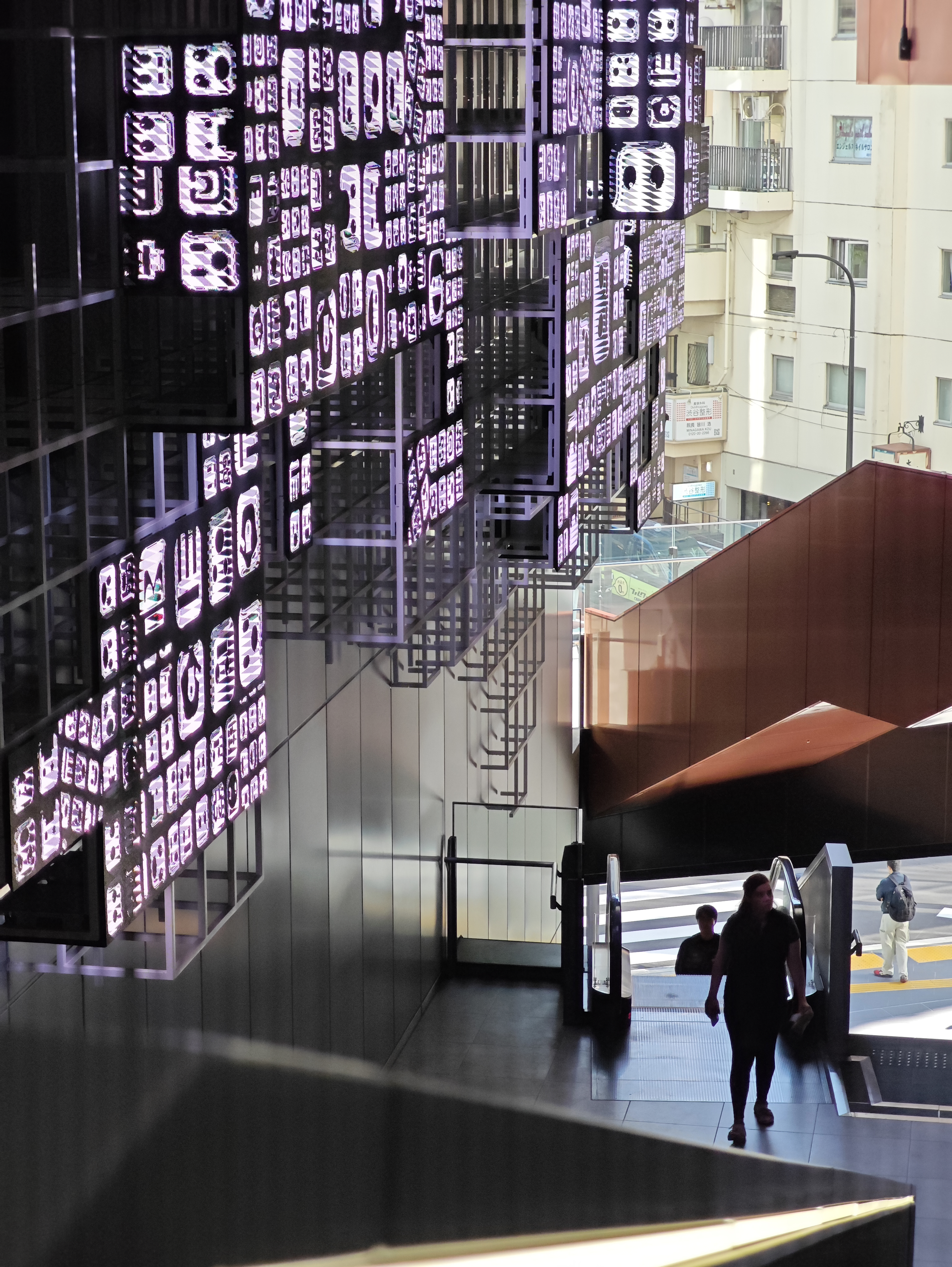 次々と新しい施設が誕生する渋谷の変化には驚かされる。手前は建物内、奥は屋外と明暗差のある難しい条件だったが、白飛びや黒つぶれすることなく、しっかり再現してくれた<br><span class="fnt-85">75mm相当／絞り優先AE（F1.8、1/2,559秒、－0.2EV）／ISO 500／WB：オート</span>