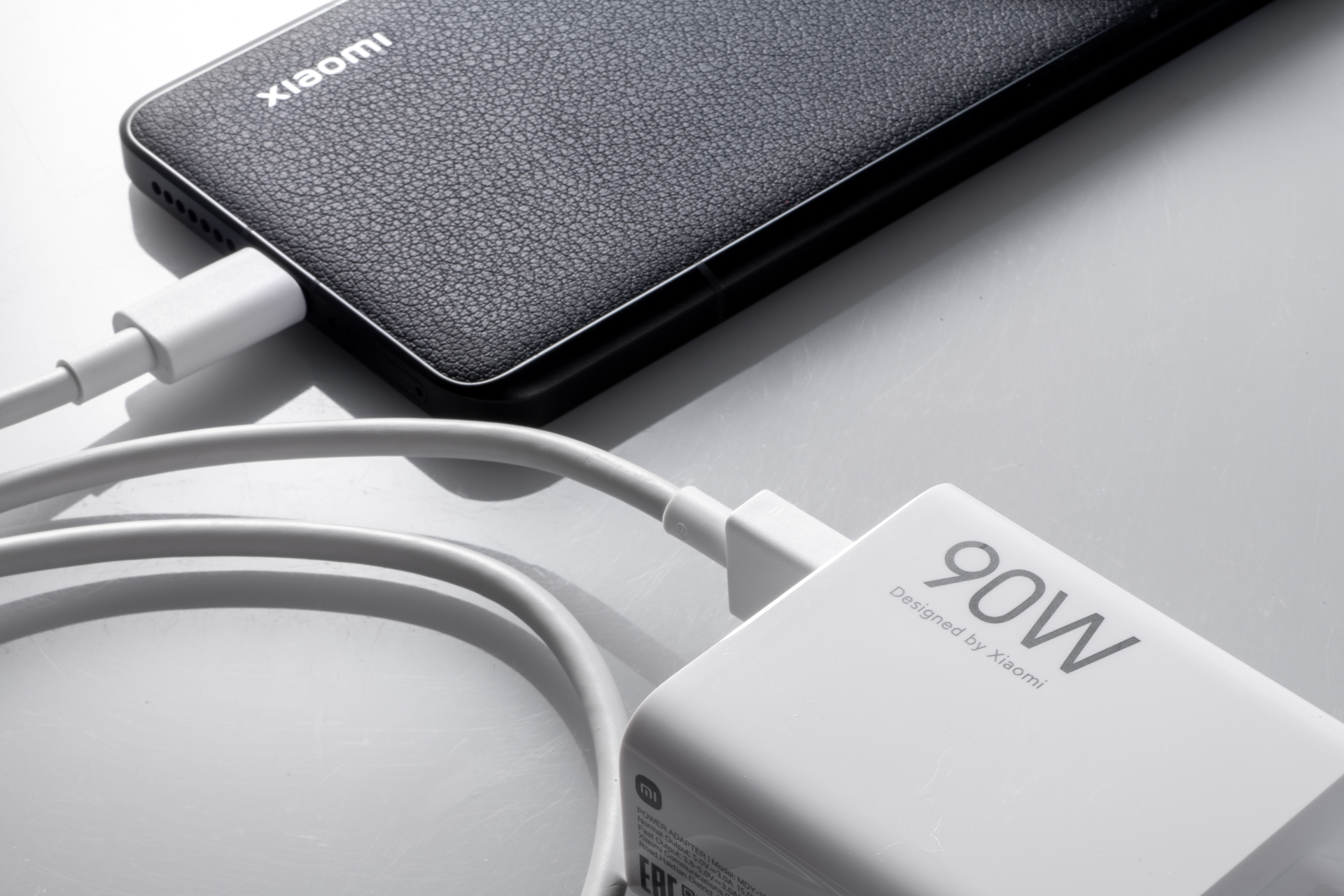 5,000mAhの大容量バッテリーを搭載。さらに90Wのハイパーチャージに対応しているので同梱の充電器を利用すれば約33分で1ｰ100%充電される。ワイヤレス充電※も可能だ　<span class="fnt-90">※ワイヤレス充電機は別売り</span>