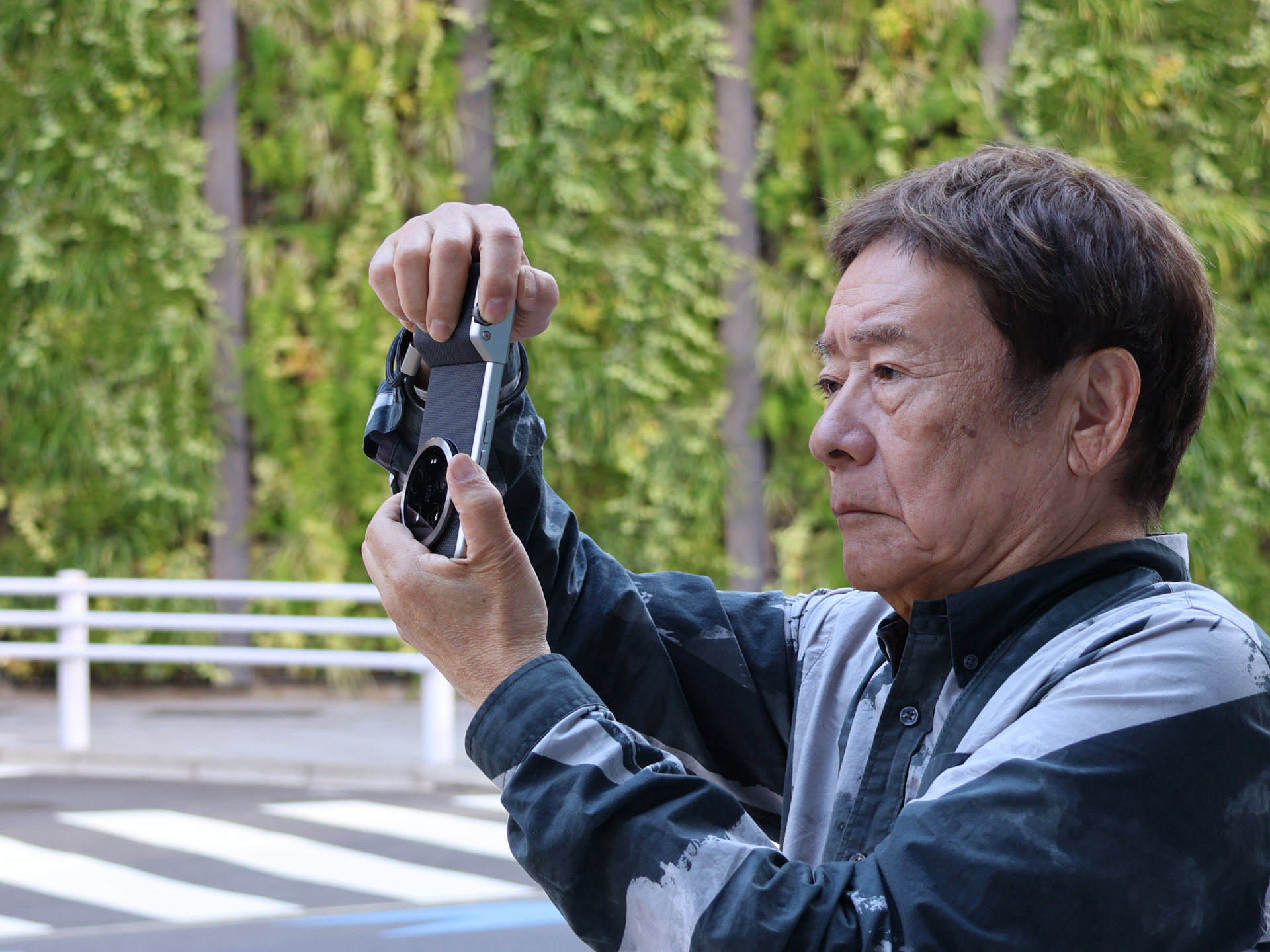 Xiaomi 14 Ultraで撮影中のハービー・山口さん