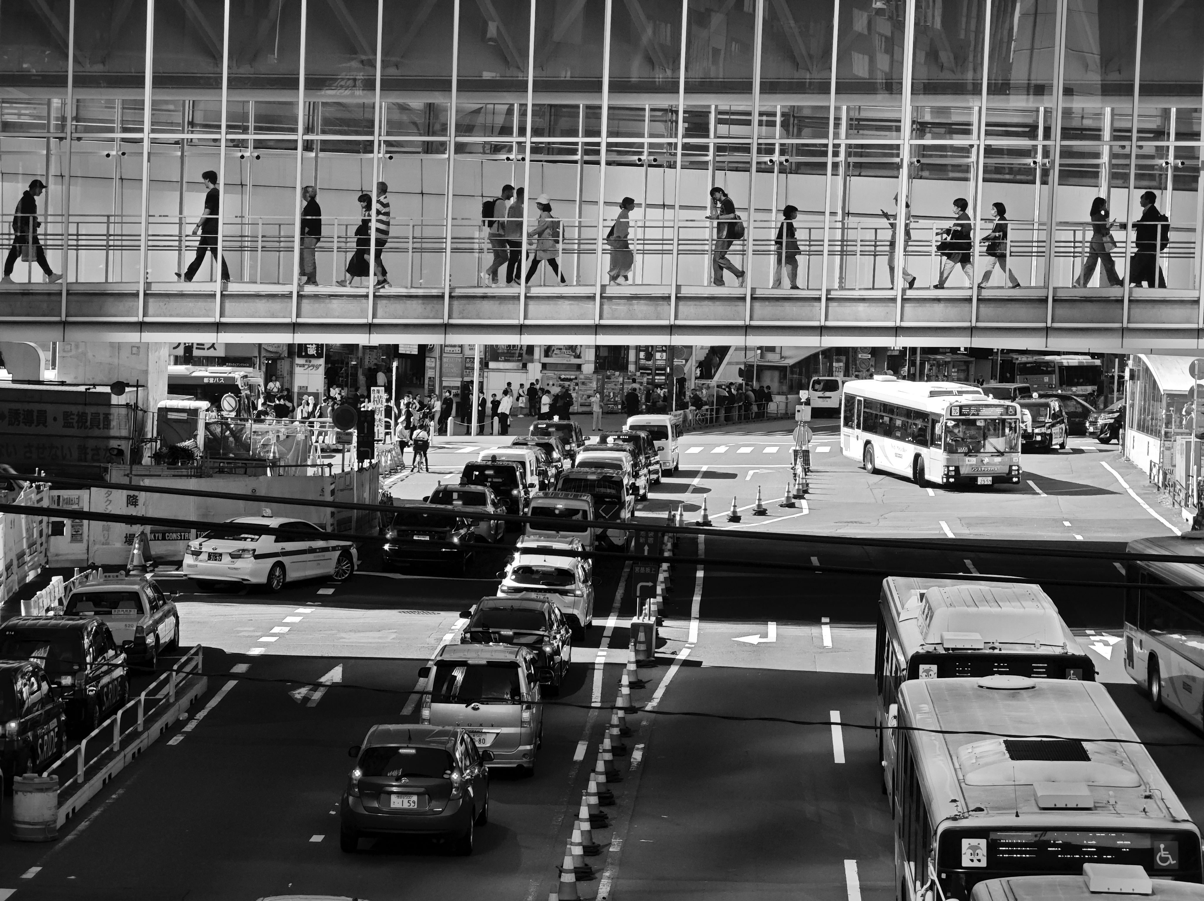 設定をモノクロに変更し、工事が続く渋谷駅前の様子を切り取った。屋外でも有機ELディスプレイは見やすく、ストレスなく撮影できる<br><span class="fnt-85">120mm相当／絞り優先AE（F2.5、1/5,280秒、±0EV）／ISO 500／WB：オート</span>