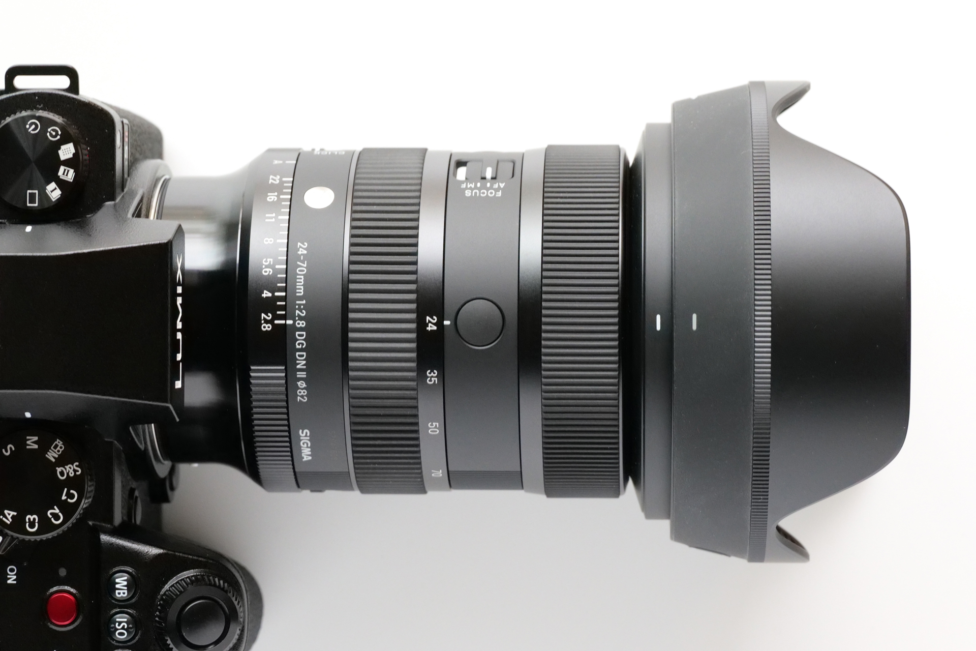 ロック付きのレンズフードを装着したところ