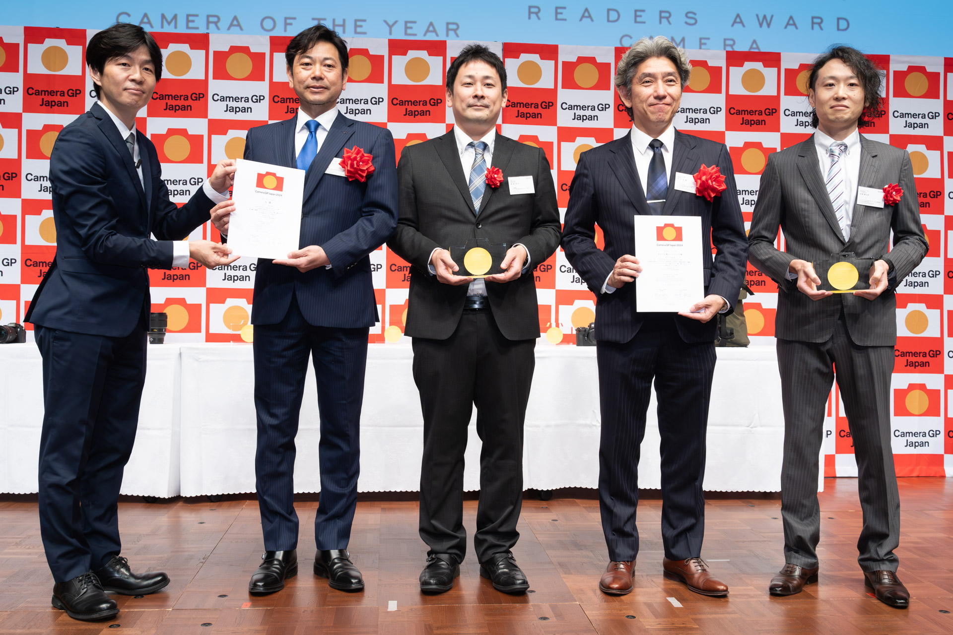 大島正昭氏（左から2人目）、木村匡雄氏（左から4番目）、齋藤靖好氏（左から3人目）