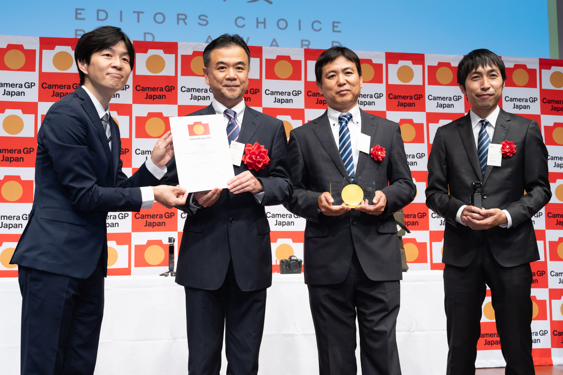 本庄謙一氏（左から2人目）