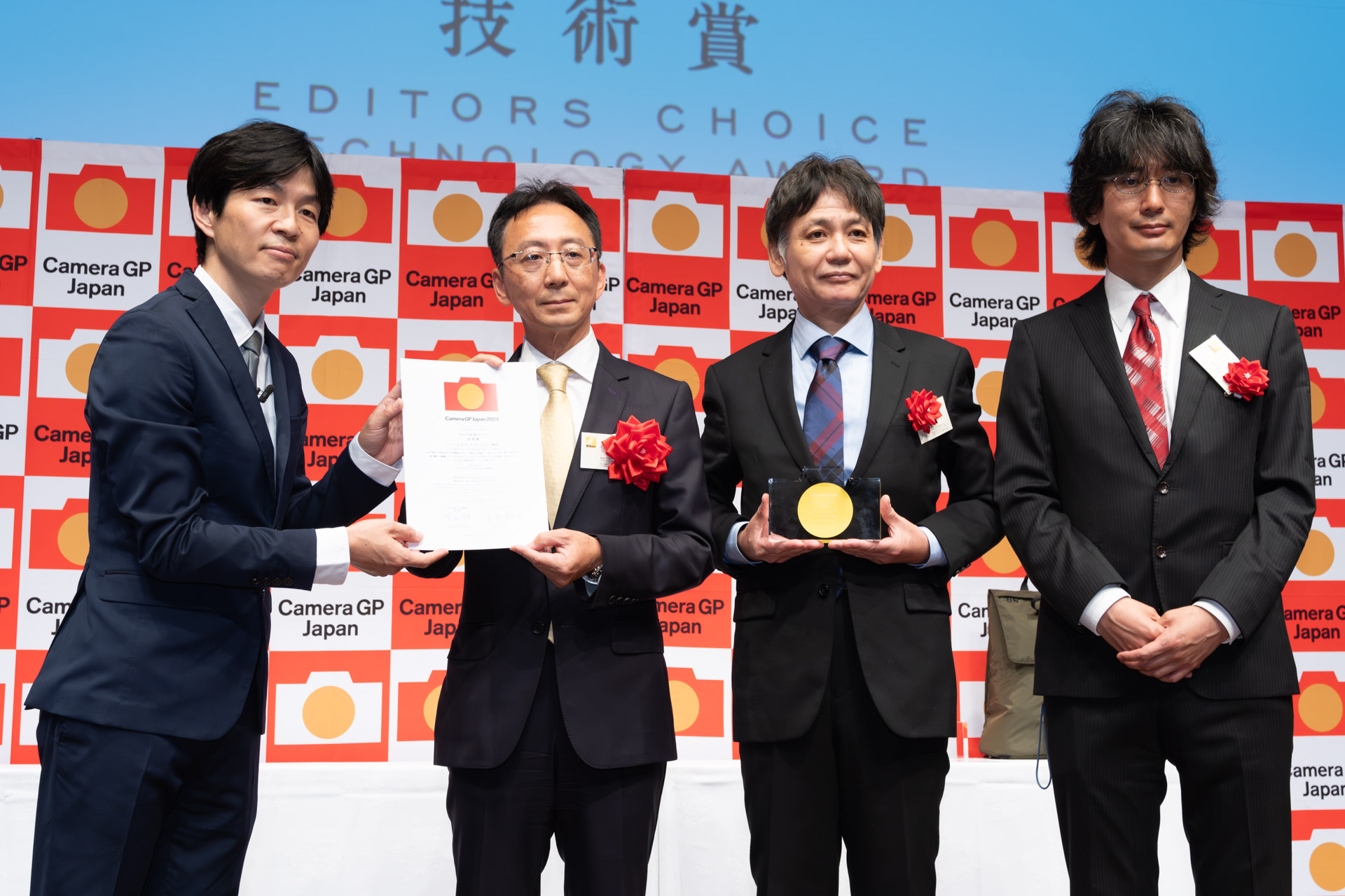 今藤和晴氏（左から2人目）